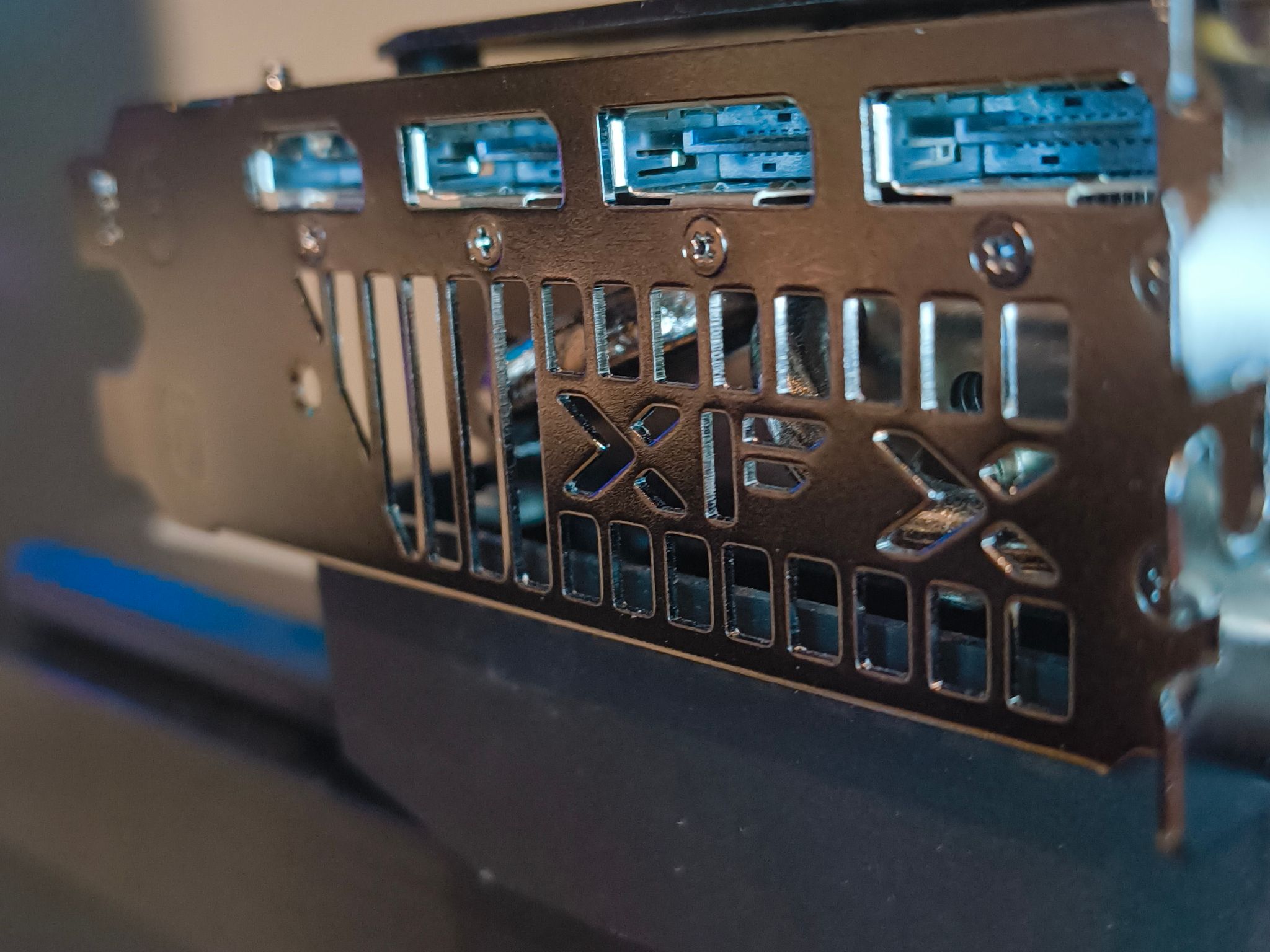 XFX QuickSilver Magnetic Air AMD Radeon RX 9070 XT 16 GB GDDR6 Pro Gaming