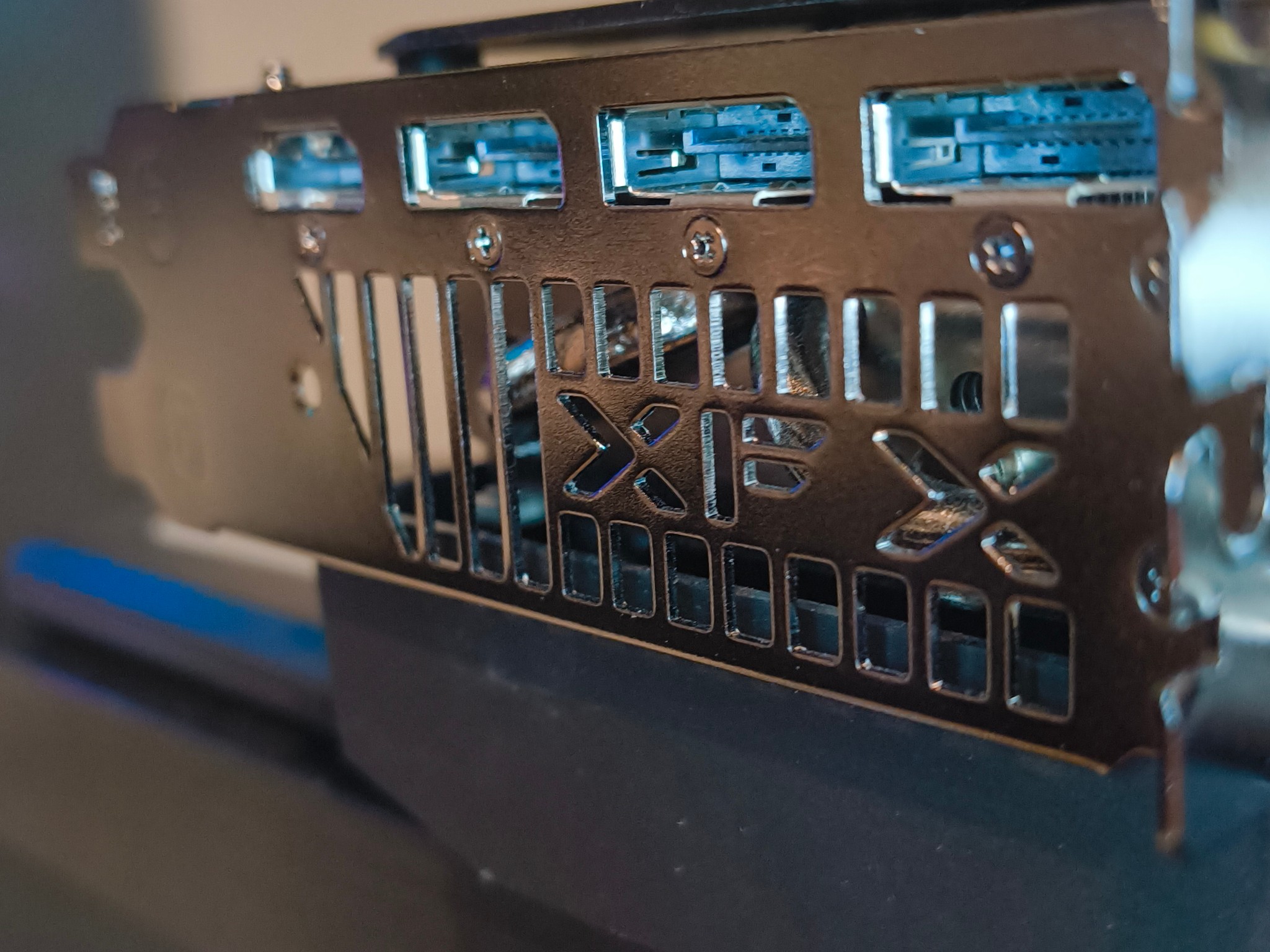 XFX QuickSilver Magnetic Air AMD Radeon RX 9070 XT 16 GB GDDR6 Pro Gaming