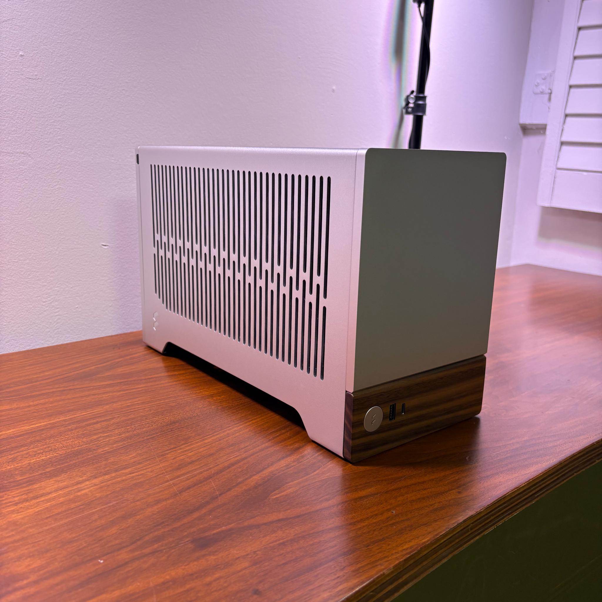 RTX 5080 FE | Ryzen 7 7800X3D | 32GB DDR5 | 2TB SSD | 850W PSU | 1x 120mm Fan | Fractal Terra ITX