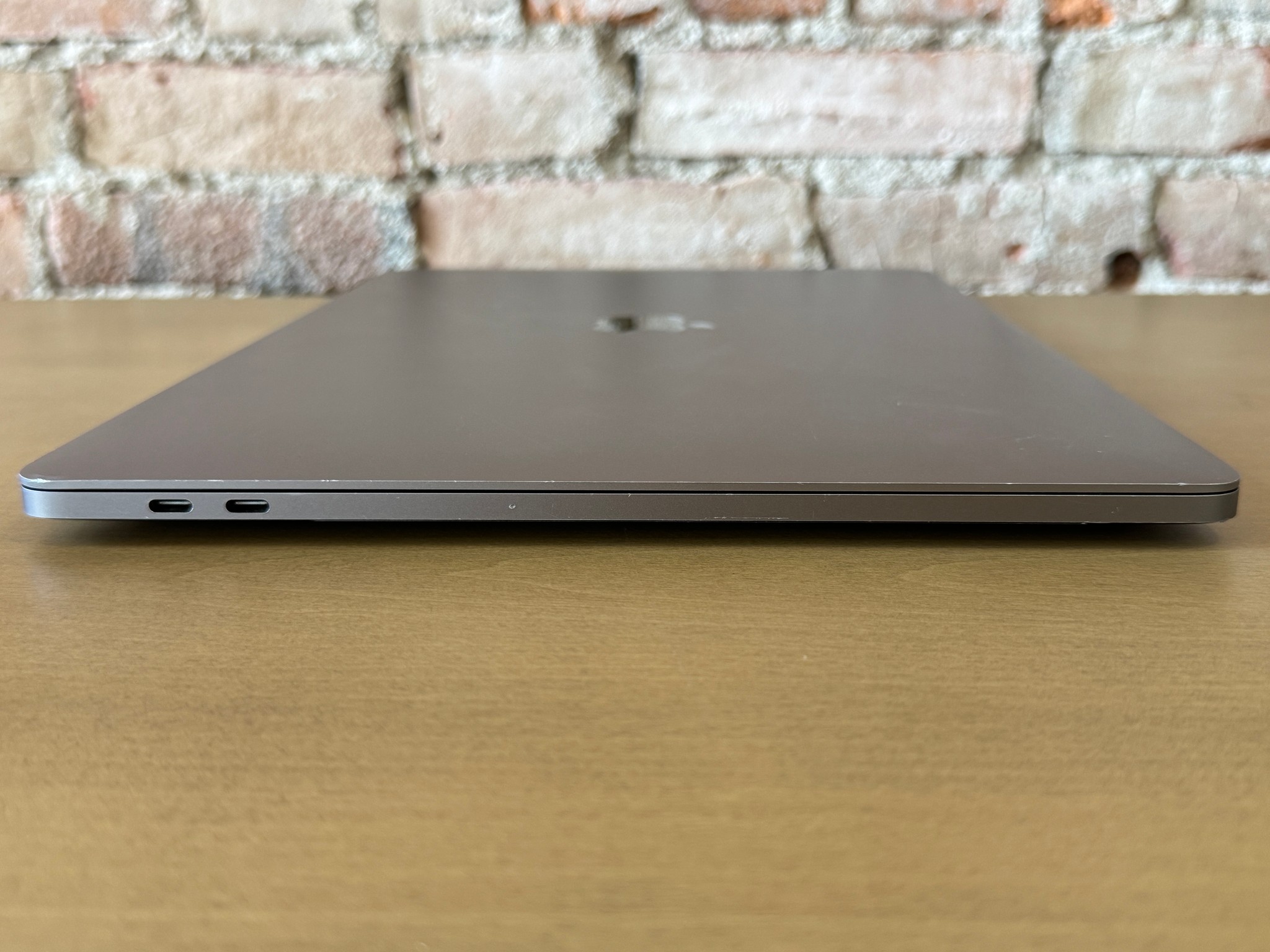 Apple MacBook Pro 15" (2018) Intel Core i7, 16GB Memory, AMD Radeon Pro 555X, 250GB SSD - Space Gray