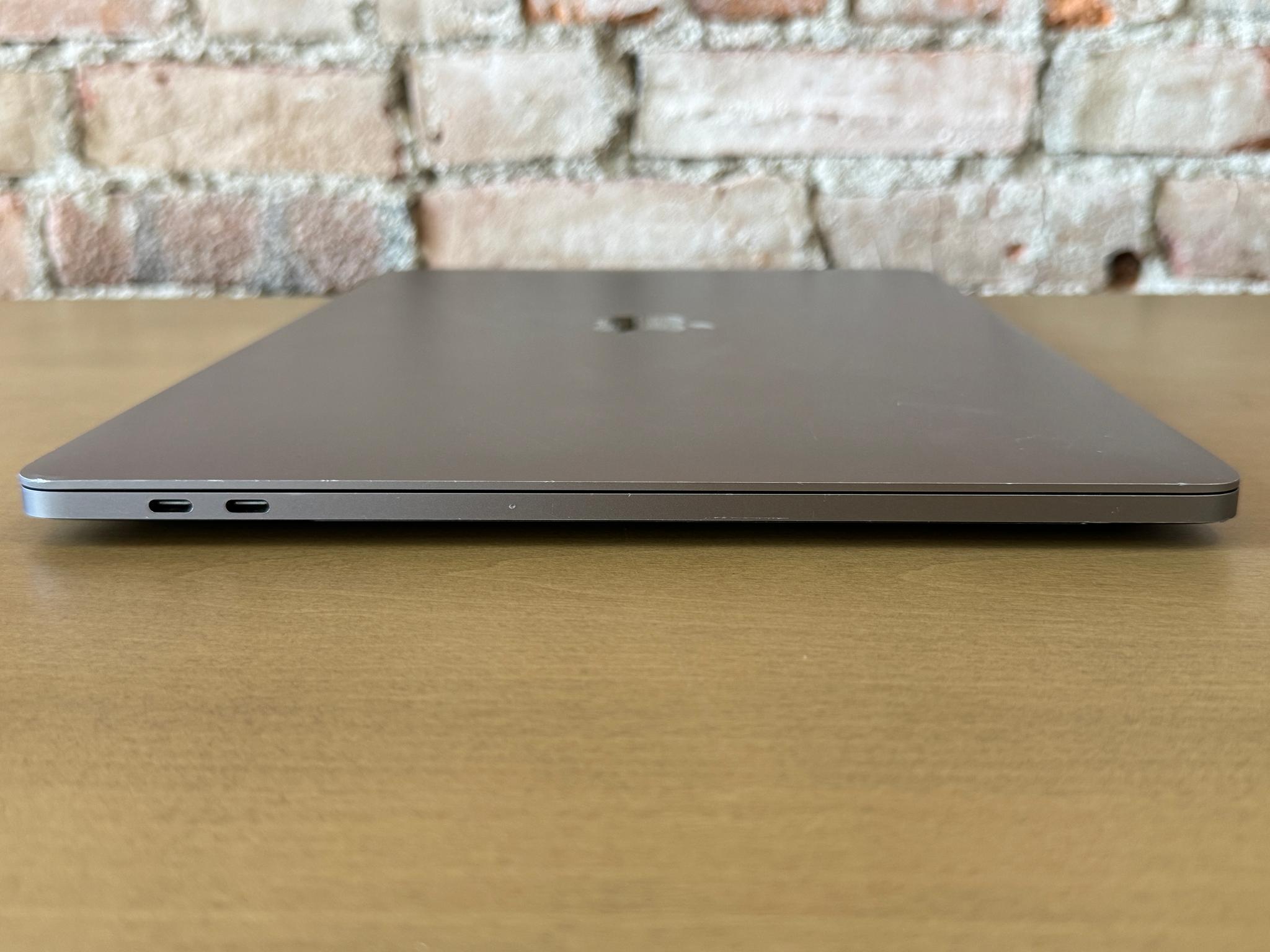 Apple MacBook Pro 15" (2018) Intel Core i7, 16GB Memory, AMD Radeon Pro 555X, 250GB SSD - Space Gray