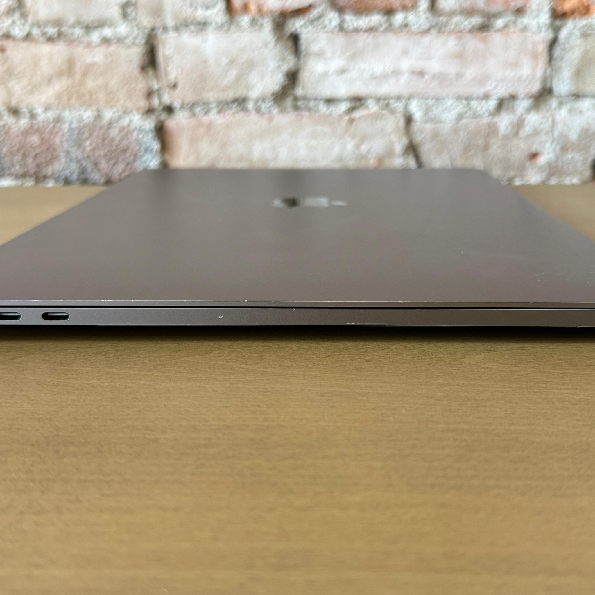 Apple MacBook Pro 15" (2018) Intel Core i7, 16GB Memory, AMD Radeon Pro 555X, 250GB SSD - Space Gray