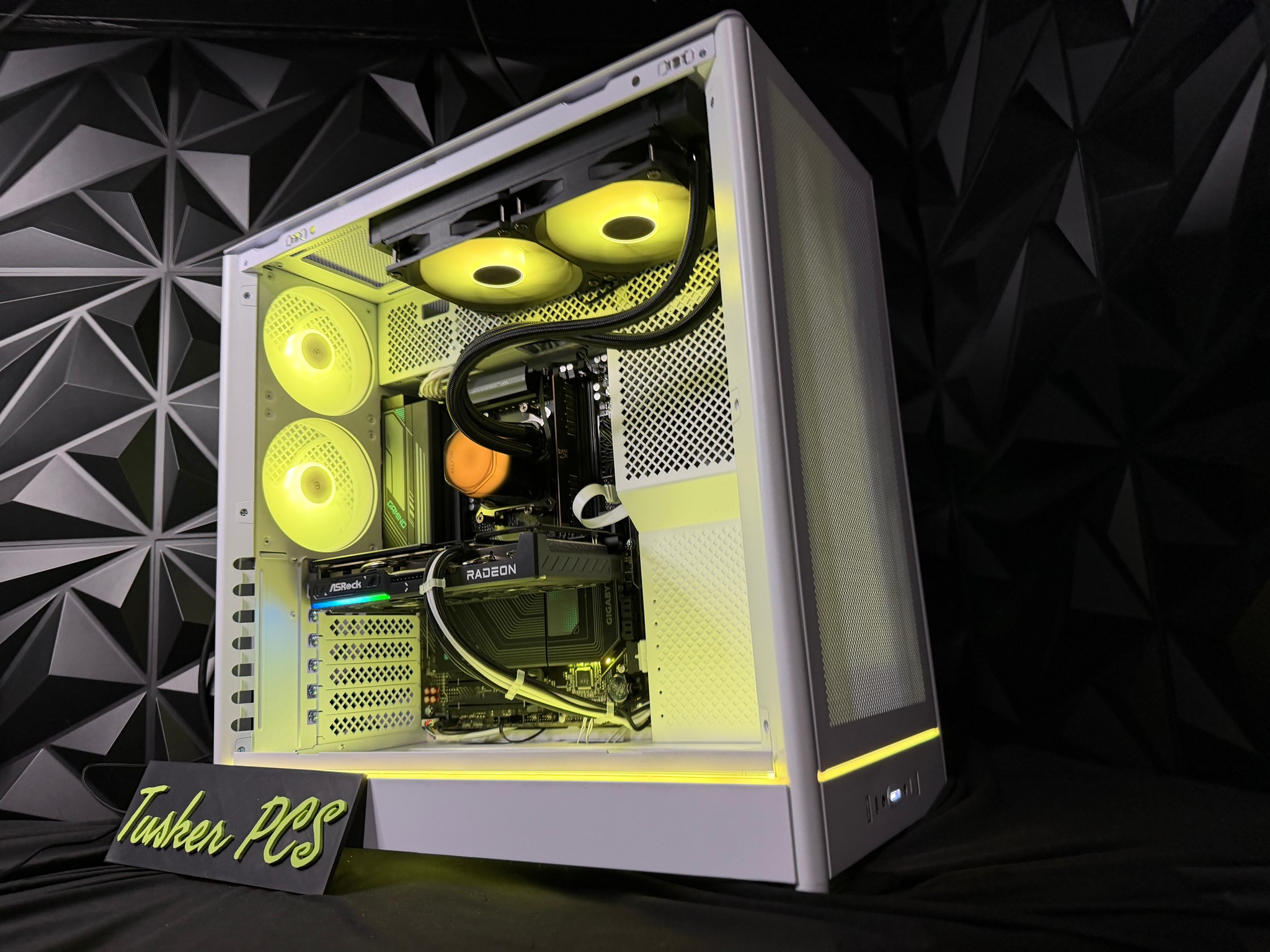 White Ocean – Ryzen 7 7700X / RX 9060XT  Gaming PC