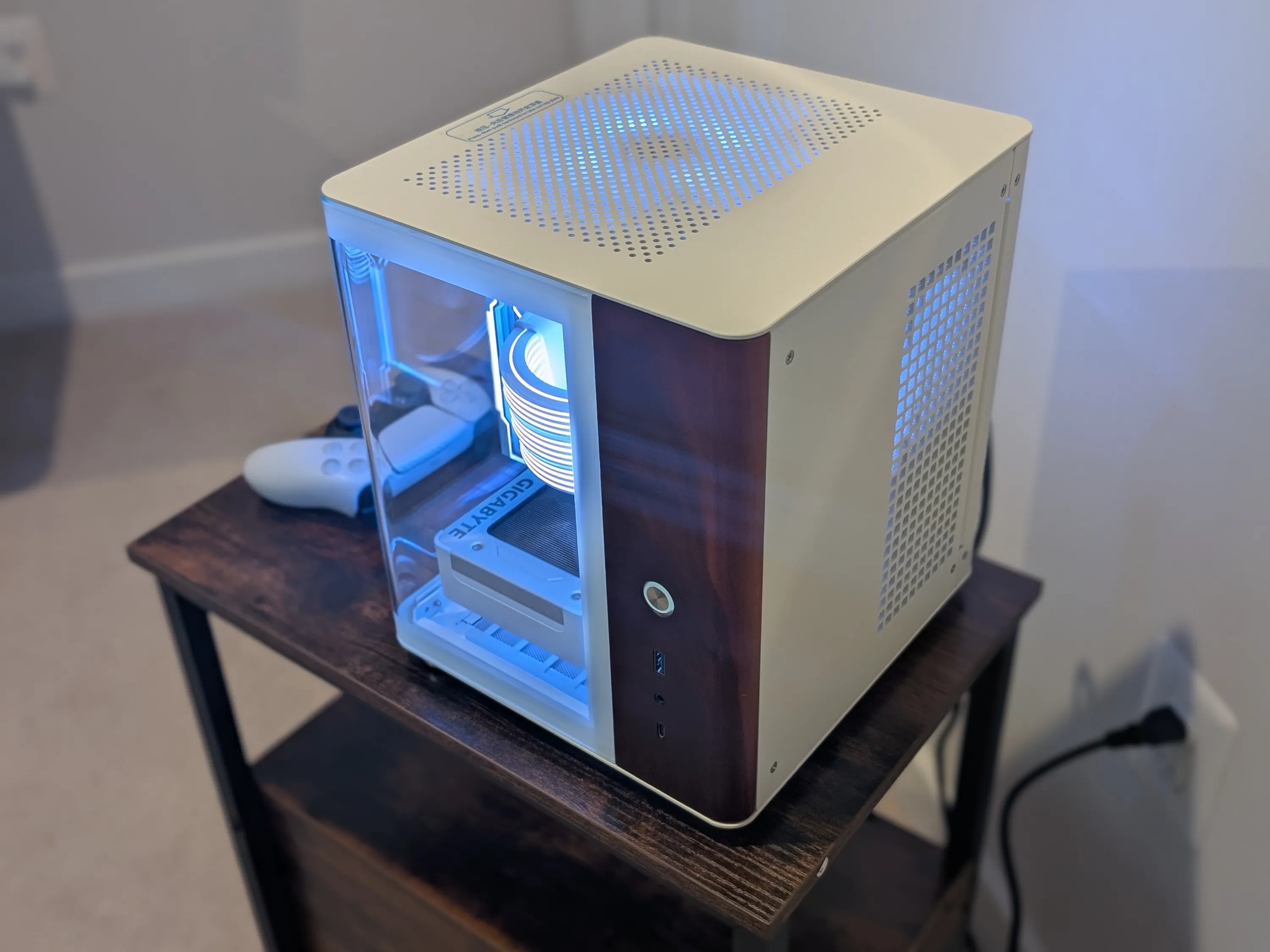 Mini ITX tiny fishtank! 5060 Ti 16GB + 9600X