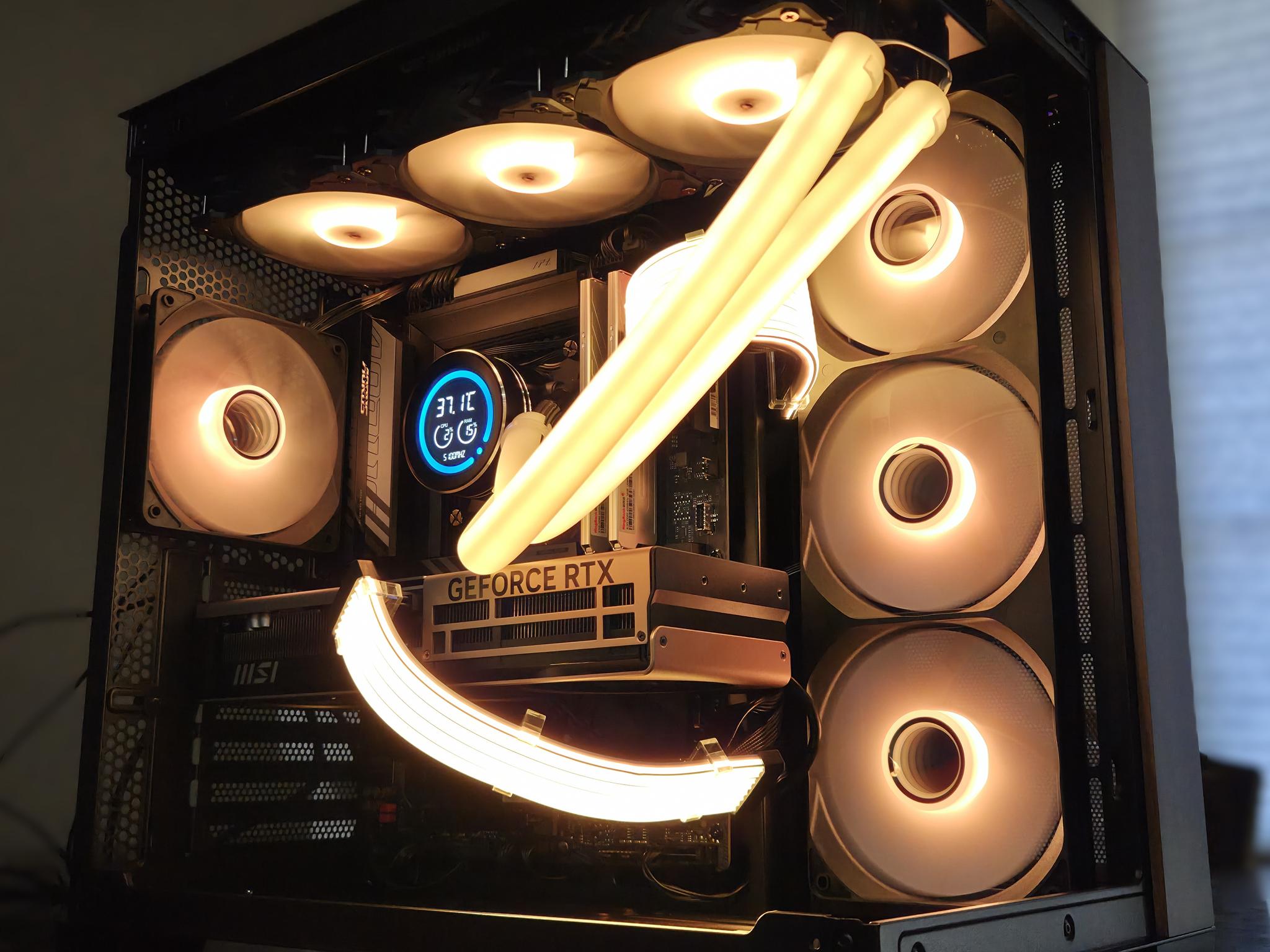 The Sentinel! 🛡️– Core Ultra 7 265KF • RTX 5070 Ti • 32GB DDR5 • 2TB NVMe • Temp Display