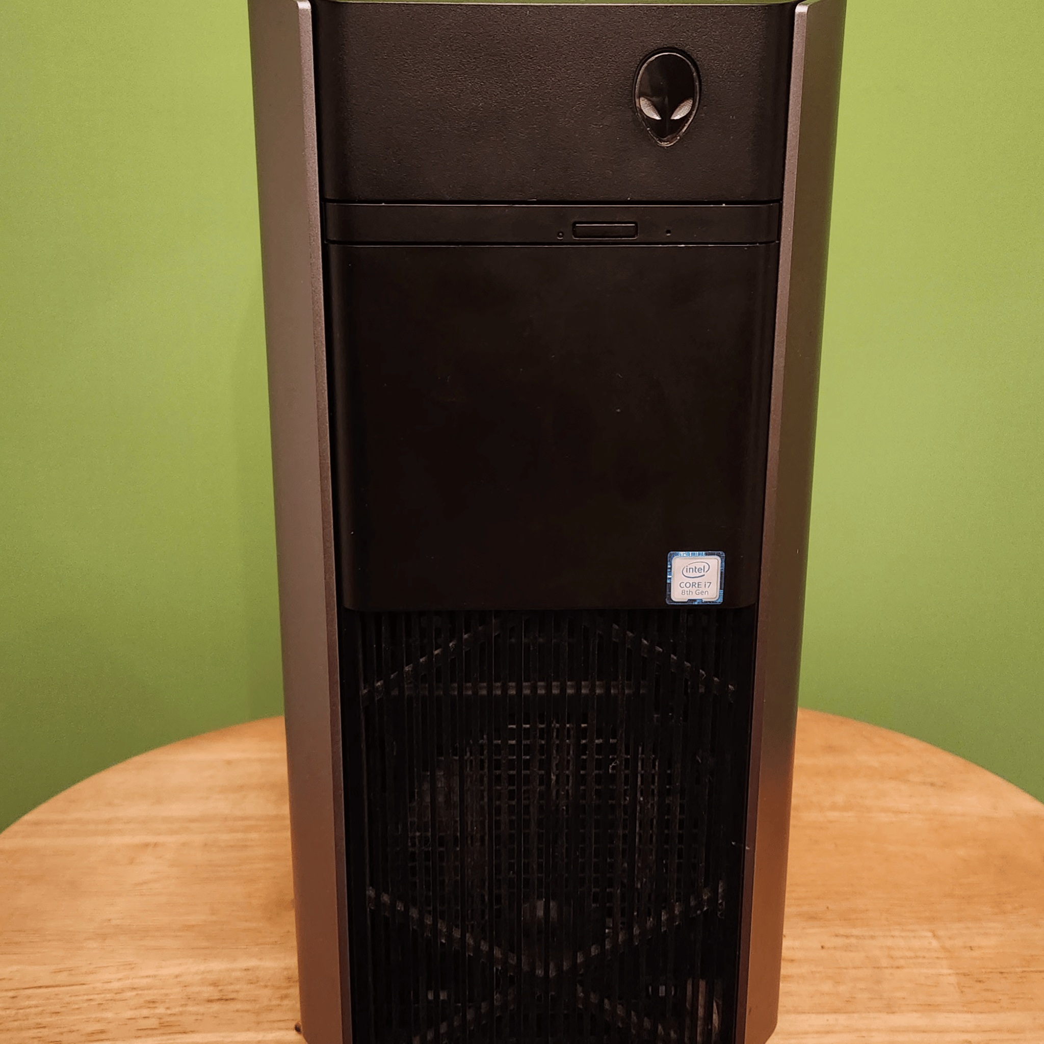 Alienware R8 | Intel i7 8700 | Nvidia RTX 2080 | 16gb DDR4 | 256gb NVMe | 1tb HDD