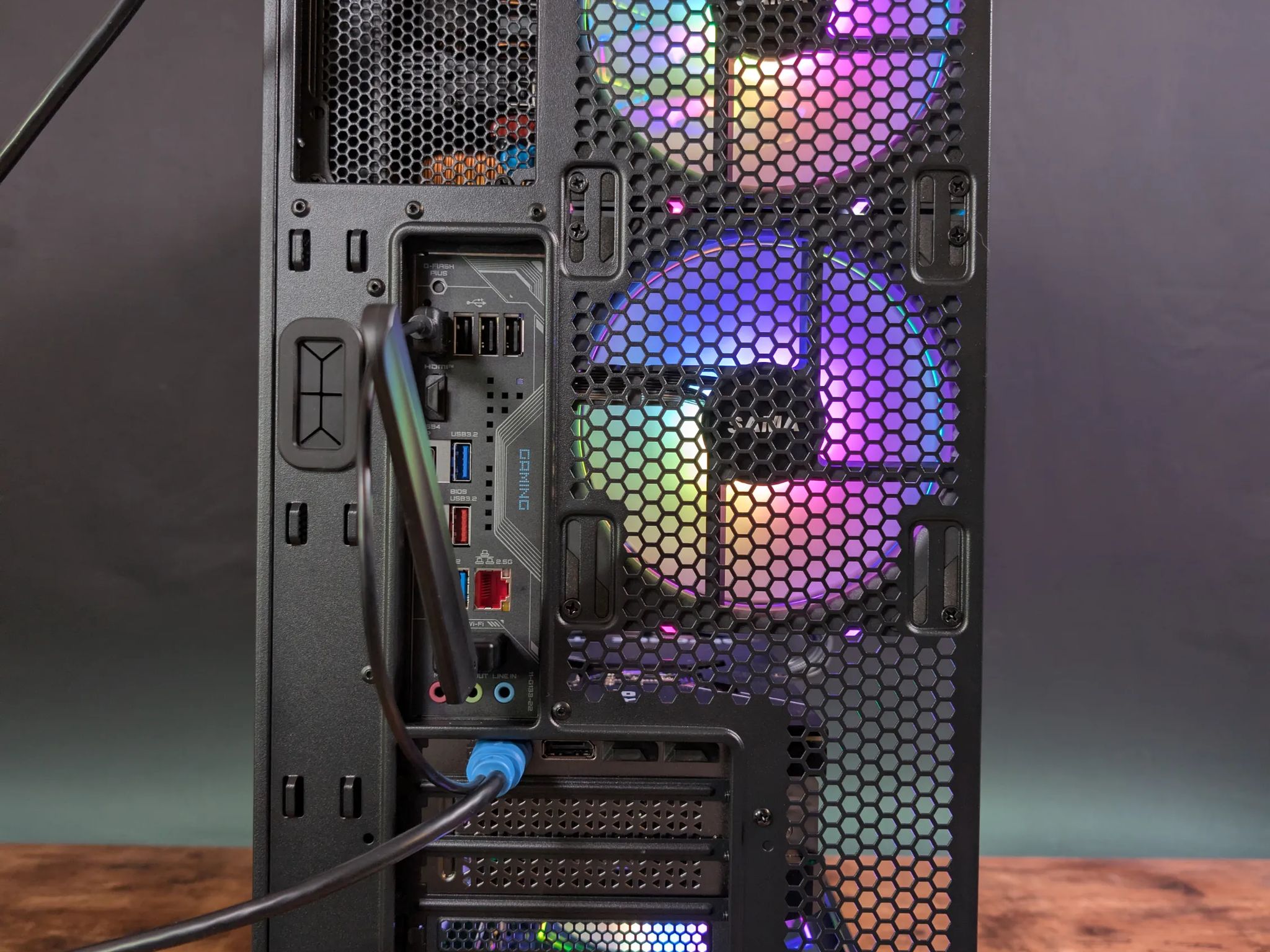 RTX 4090 // Ryzen 9 7950x3D // 64GB DDR5 // 2TB Samsung 990 Pro // WiFi