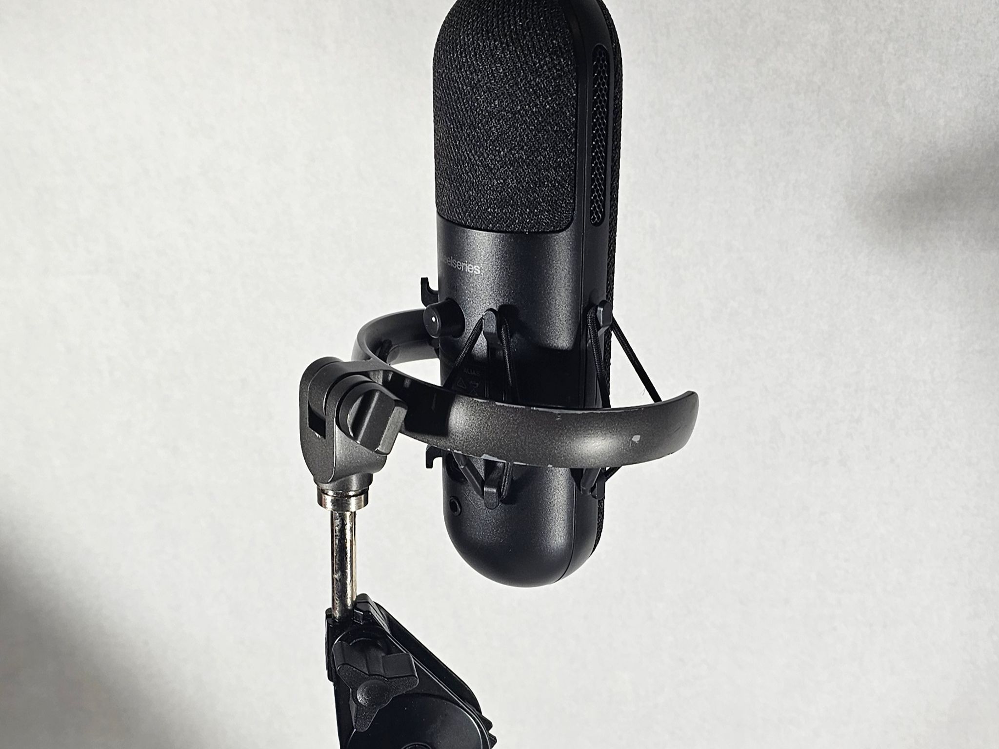 SteelSeries Alias Microphone and Samson MBA38 Arm Stand Clamp