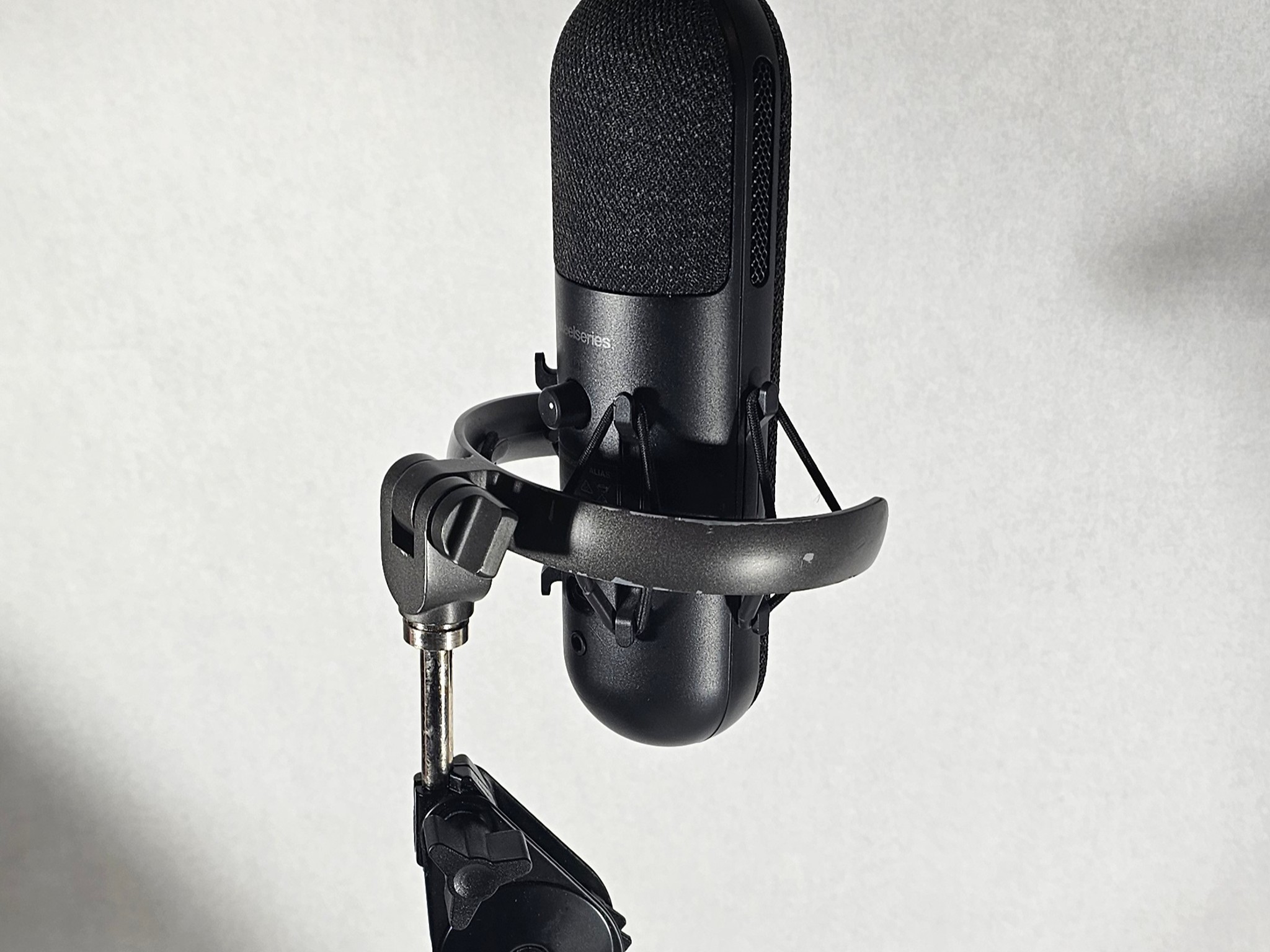 SteelSeries Alias Microphone and Samson MBA38 Arm Stand Clamp