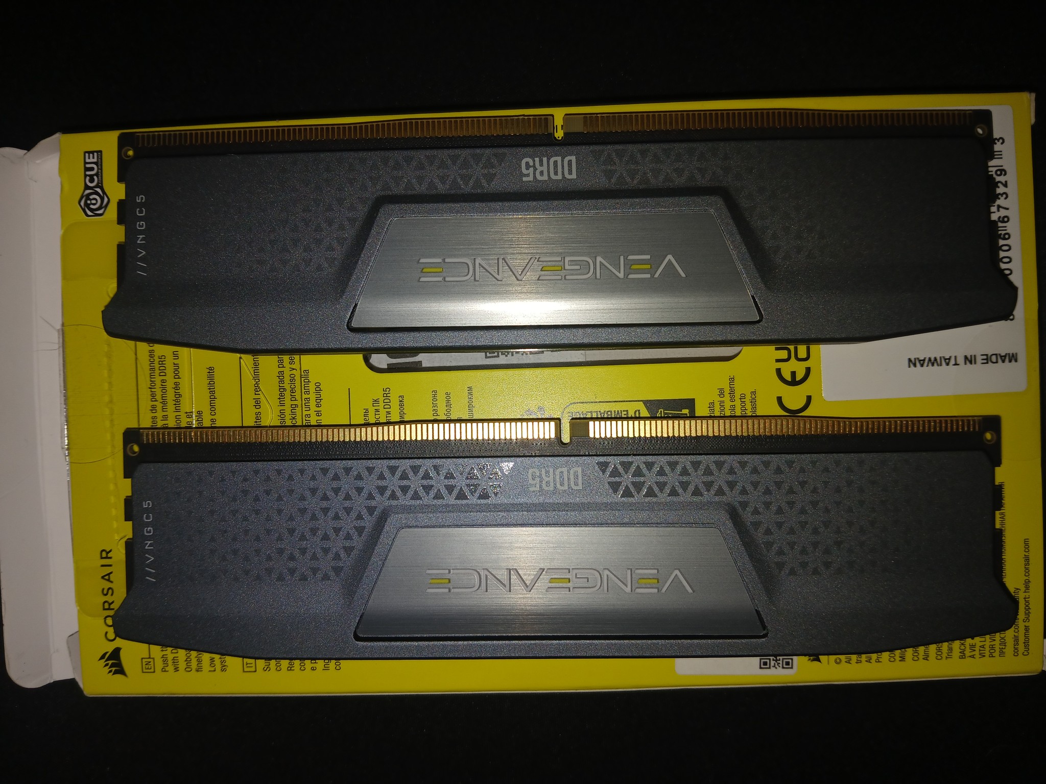 CORSAIR Vengeance 32GB (2 x 16GB) CL30 6000 CMK32GX5M2B6000Z30