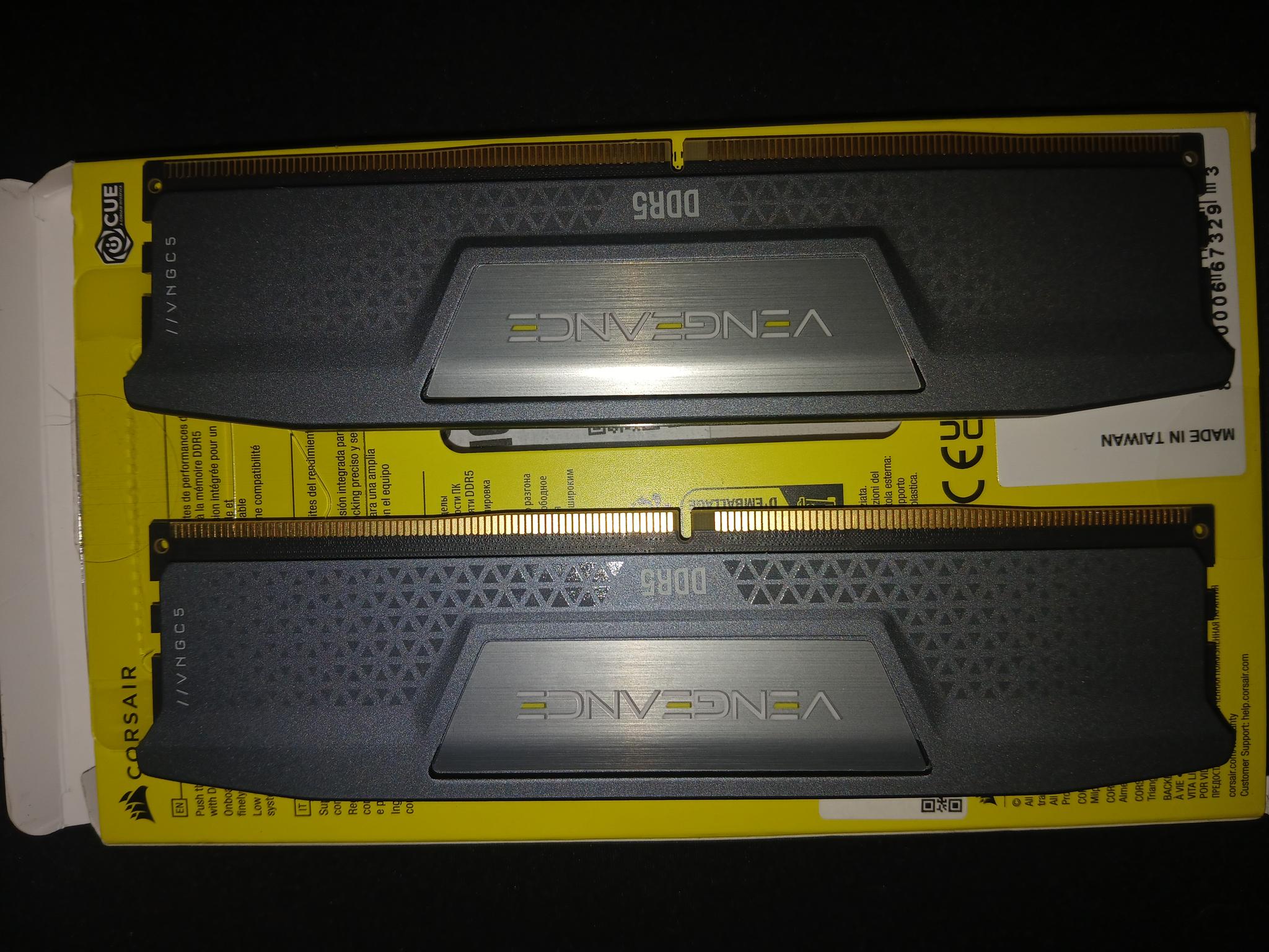 CORSAIR Vengeance 32GB (2 x 16GB) CL30 6000 CMK32GX5M2B6000Z30