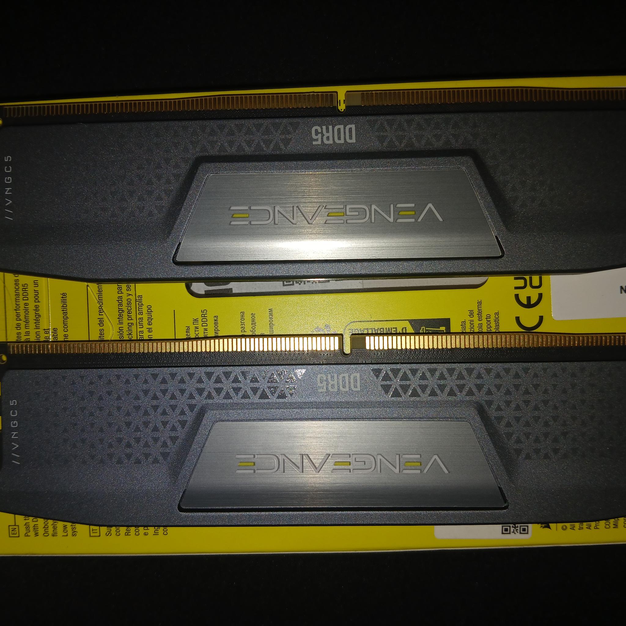 CORSAIR Vengeance 32GB (2 x 16GB) CL30 6000 CMK32GX5M2B6000Z30