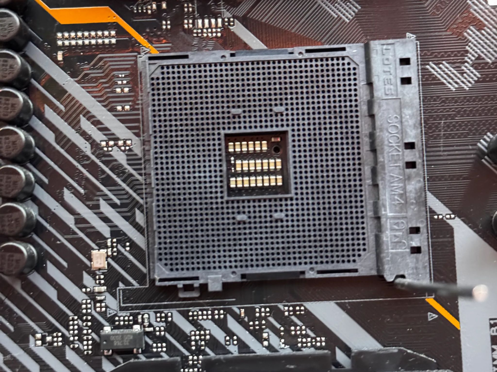 AMD Ryzen 7 3700X and ASUS TUF GAMING X570-PLUS (WI-FI)