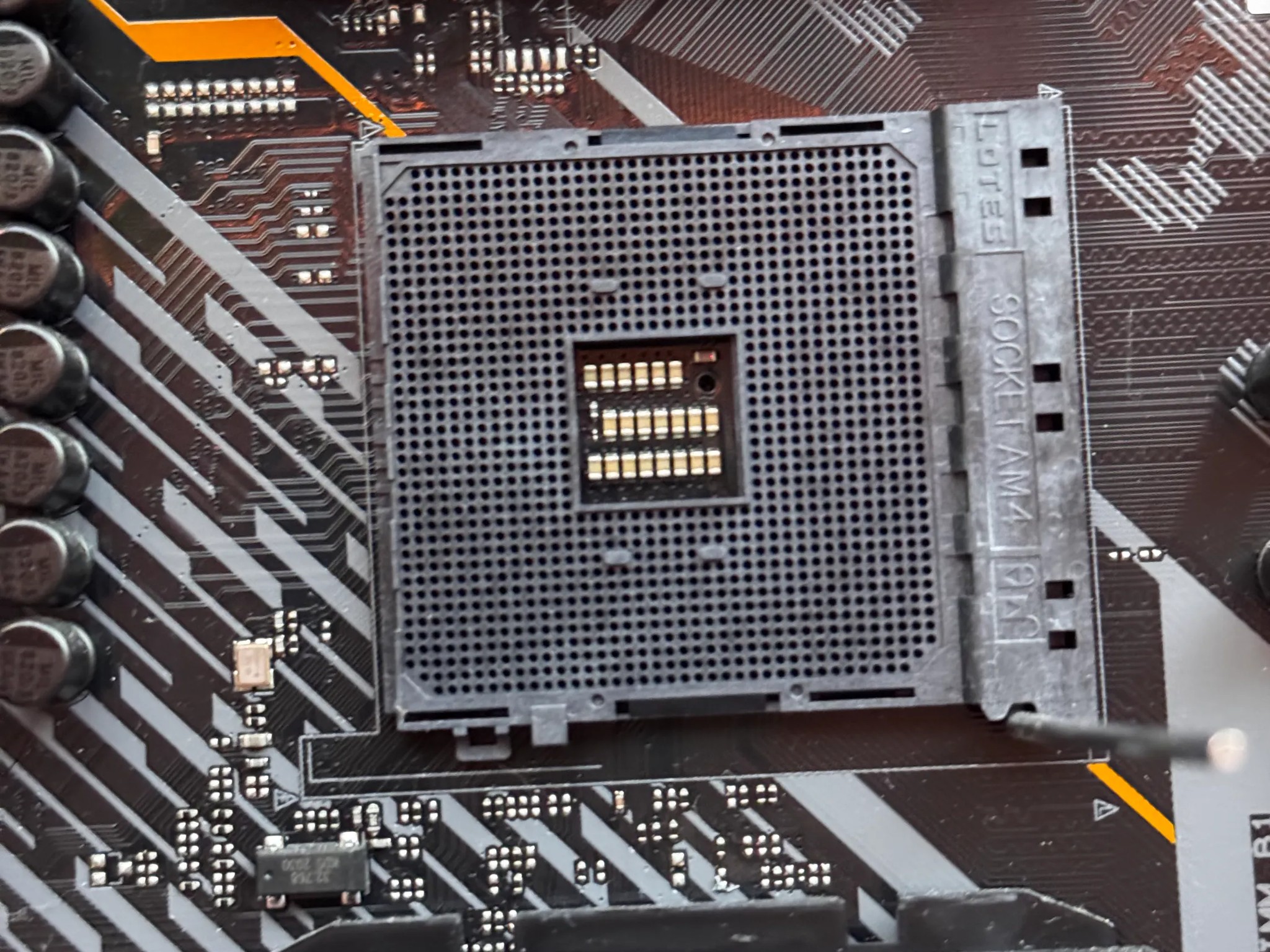 AMD Ryzen 7 3700X and ASUS TUF GAMING X570-PLUS (WI-FI)