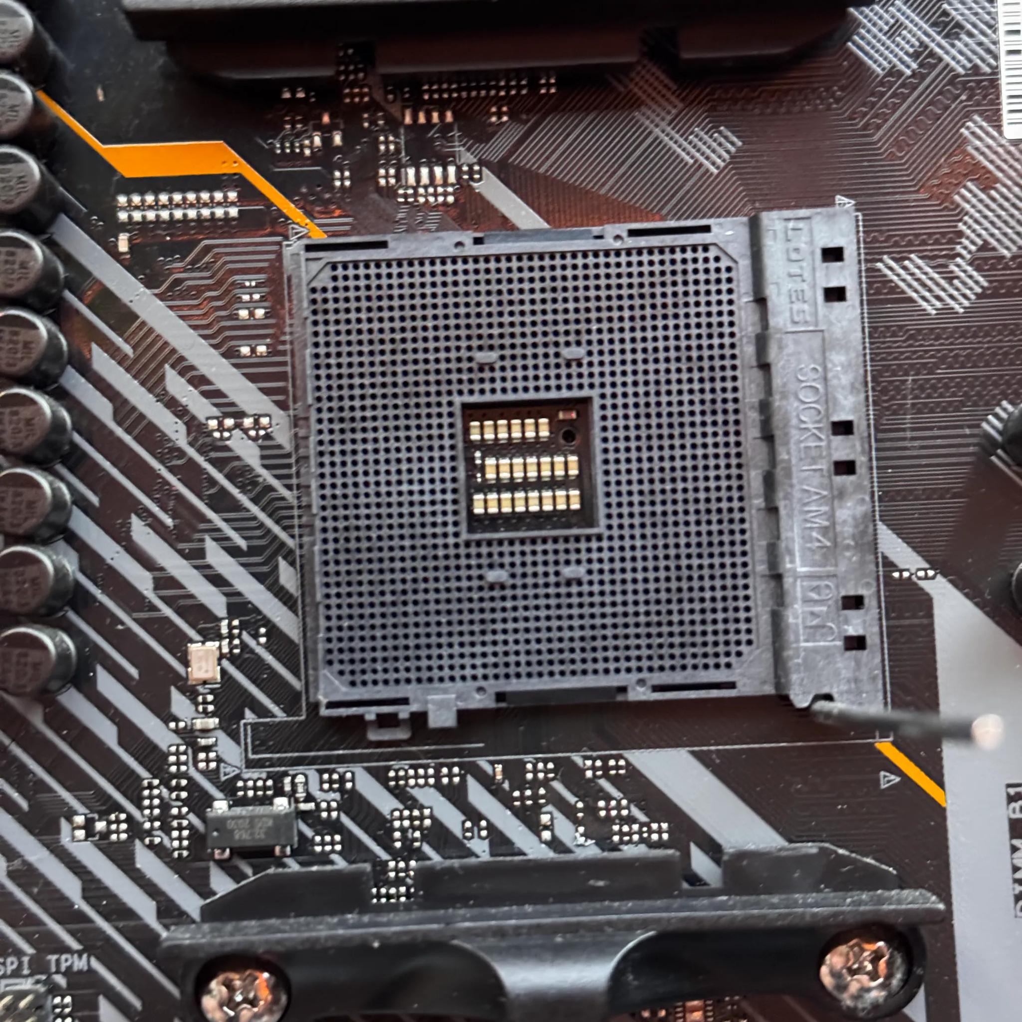 AMD Ryzen 7 3700X and ASUS TUF GAMING X570-PLUS (WI-FI)