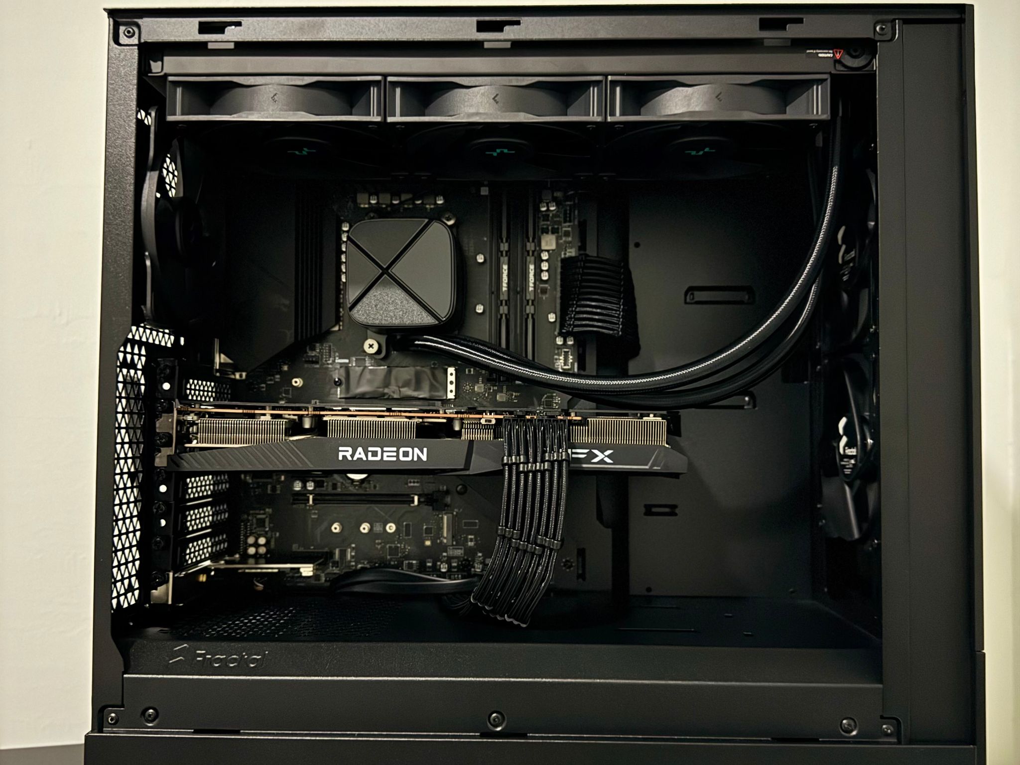 AntiRGB 6700XT / 5600X ALL BLACK GAMING PC
