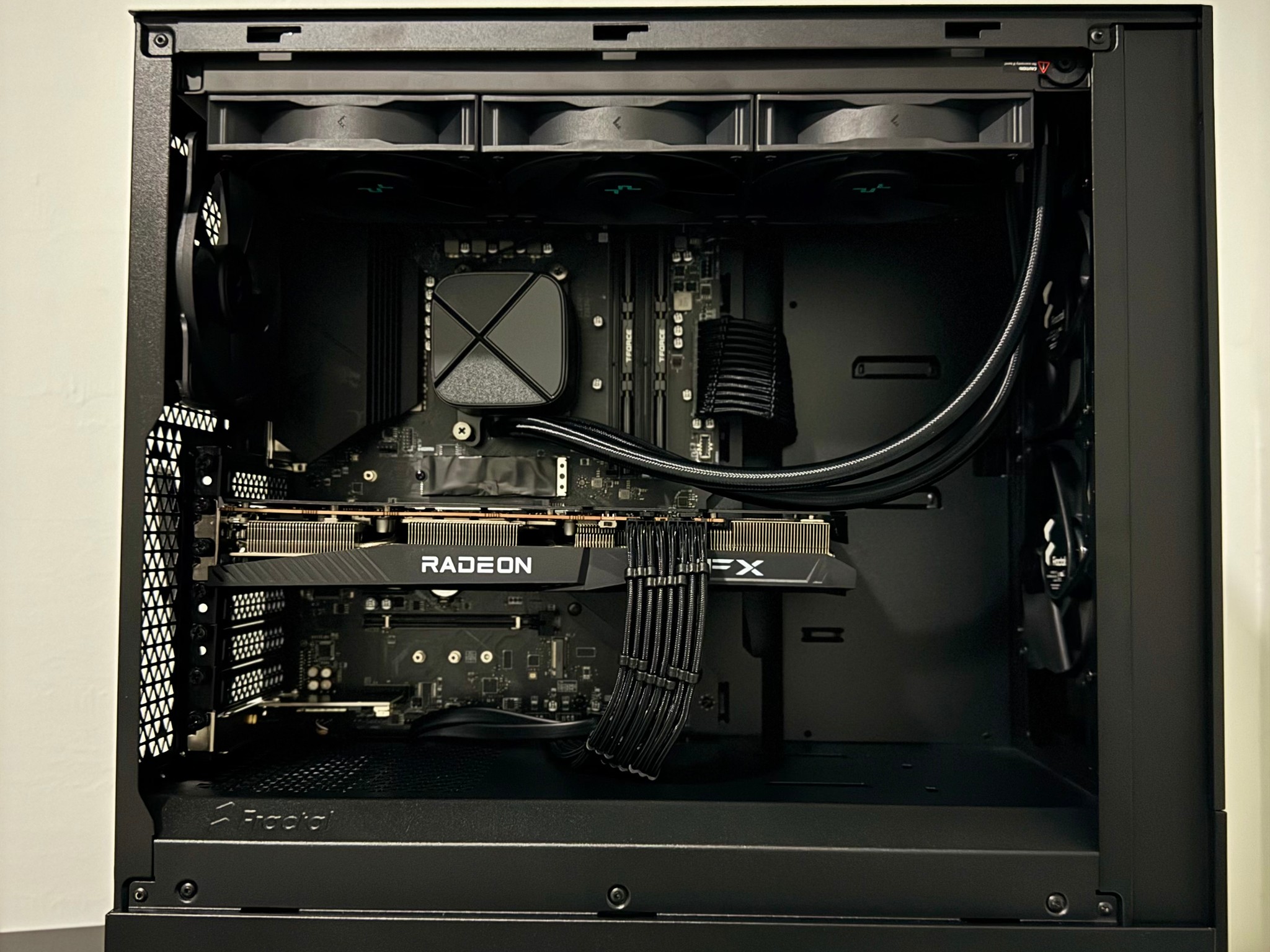 AntiRGB 6700XT / 5600X ALL BLACK GAMING PC