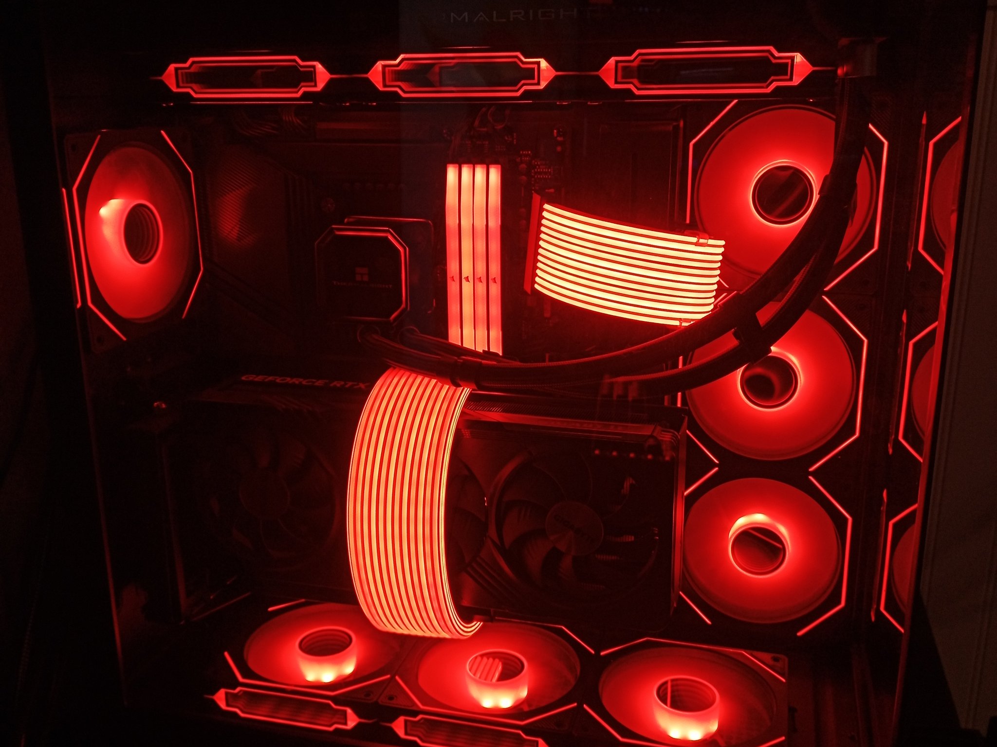 RGB Beast | 4070 TI Super | 14700KF | 32 GB DDR5 |