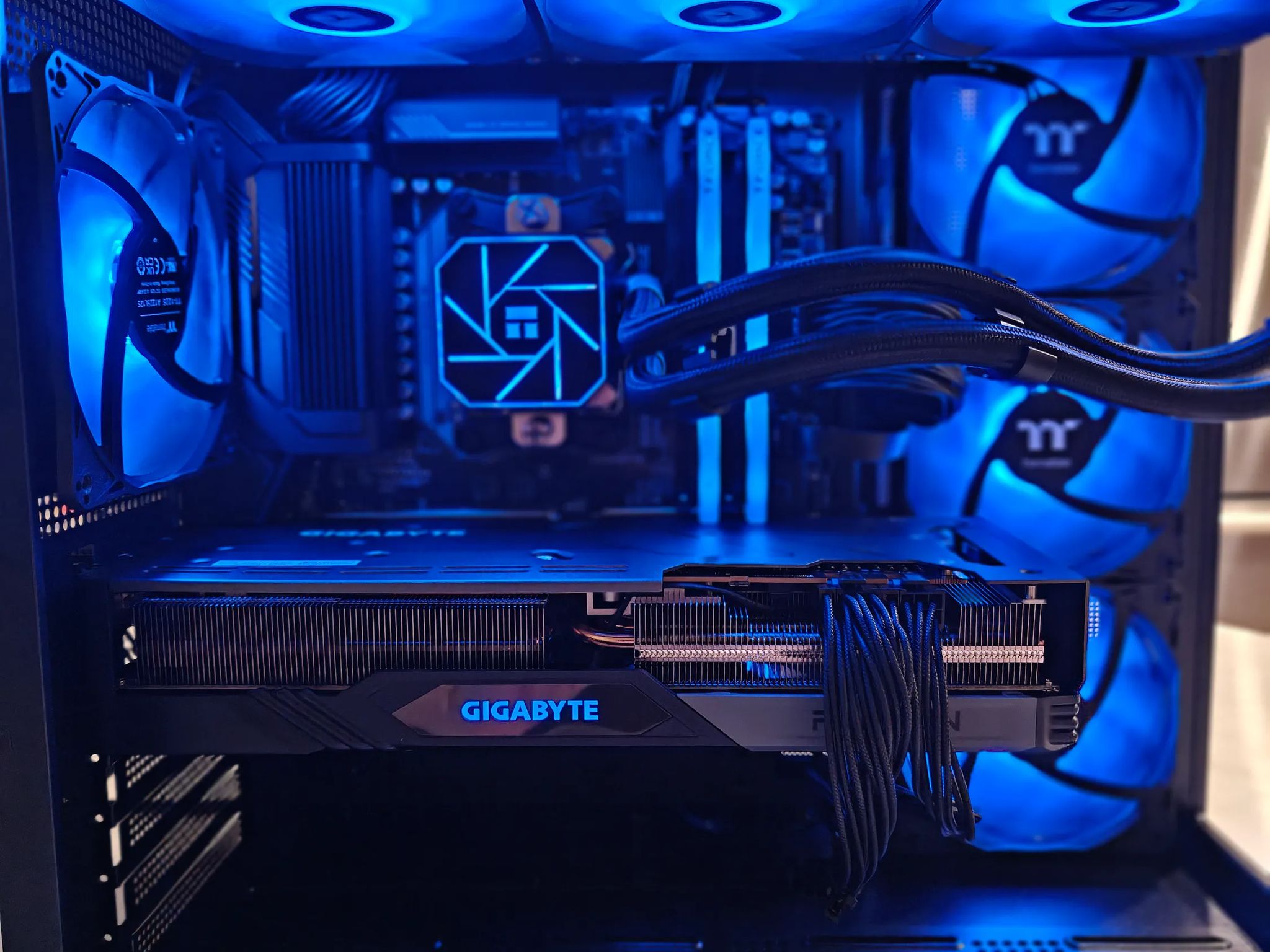 1440P - AMD Radeon RX 7800 XT - AMD Ryzen 5 9600X - 32GB DDR5 6400 RAM - 1.5TB SSD's - Premium PC