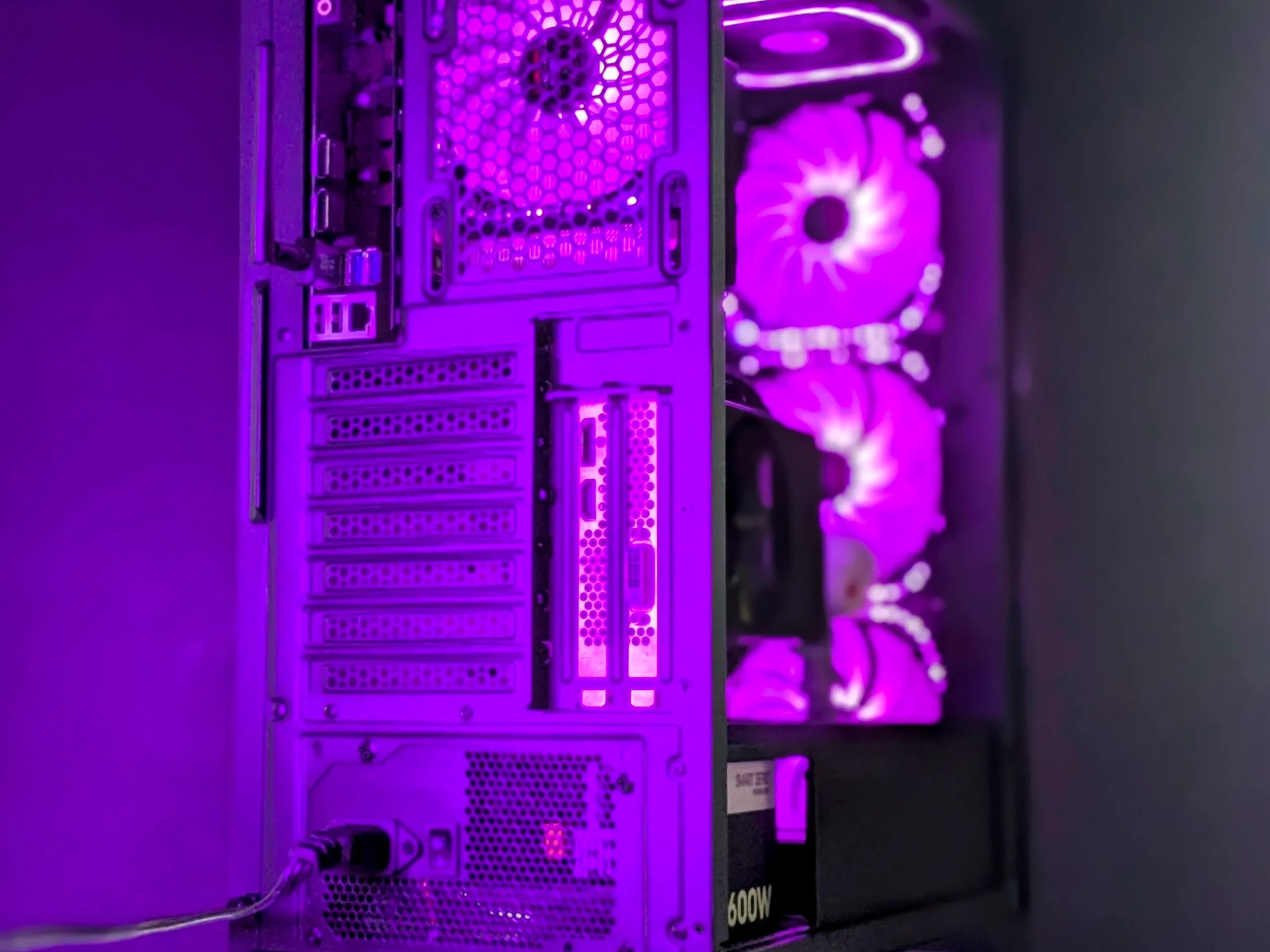 Hit (1080p Beast)🟣RTX 2060 Super⚫Intel I5-8600K@4.2GHz⚫16GB FURY/DDR4⚫1TB PCIE Gen3x4 SSD⚫Windows 11