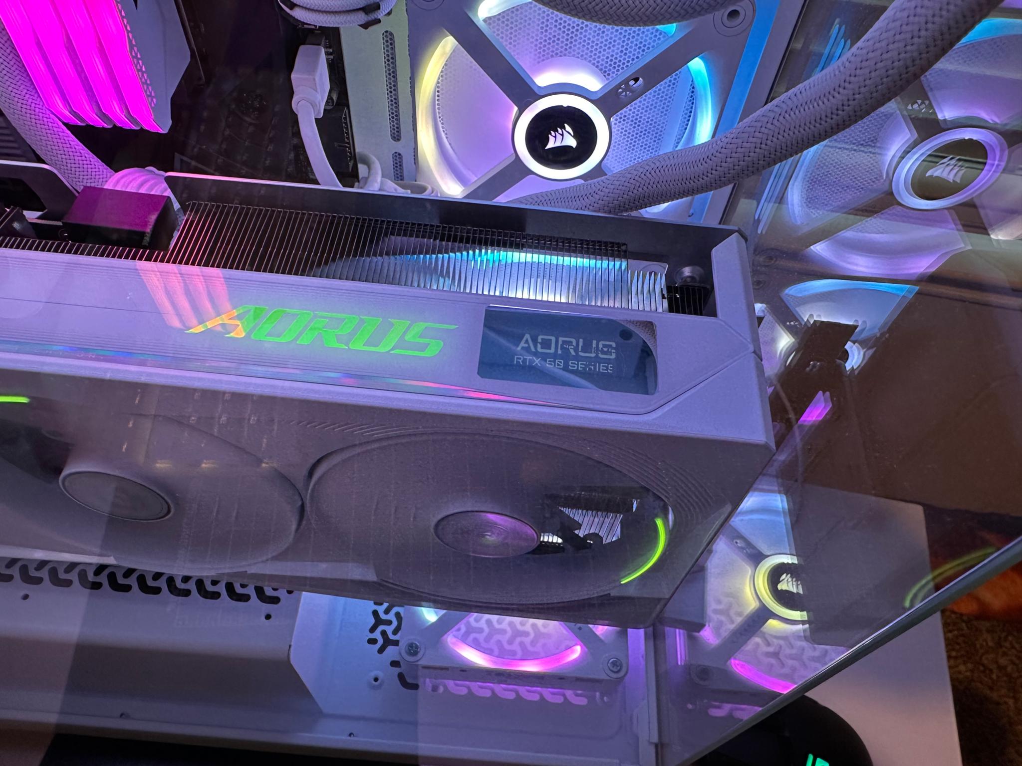 Gigabyte AORUS RTX 5080 Master Ice