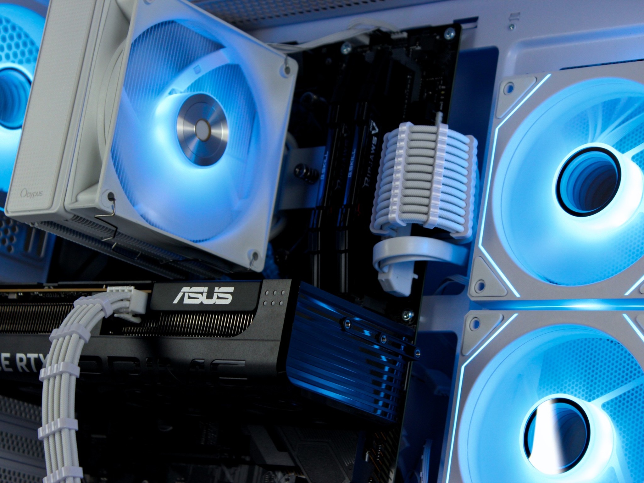 Powerful White Gaming PC – RTX 5060, Ryzen 5 5600X, 32GB, 1TB SSD - RGB, WiFi, BlueTooth