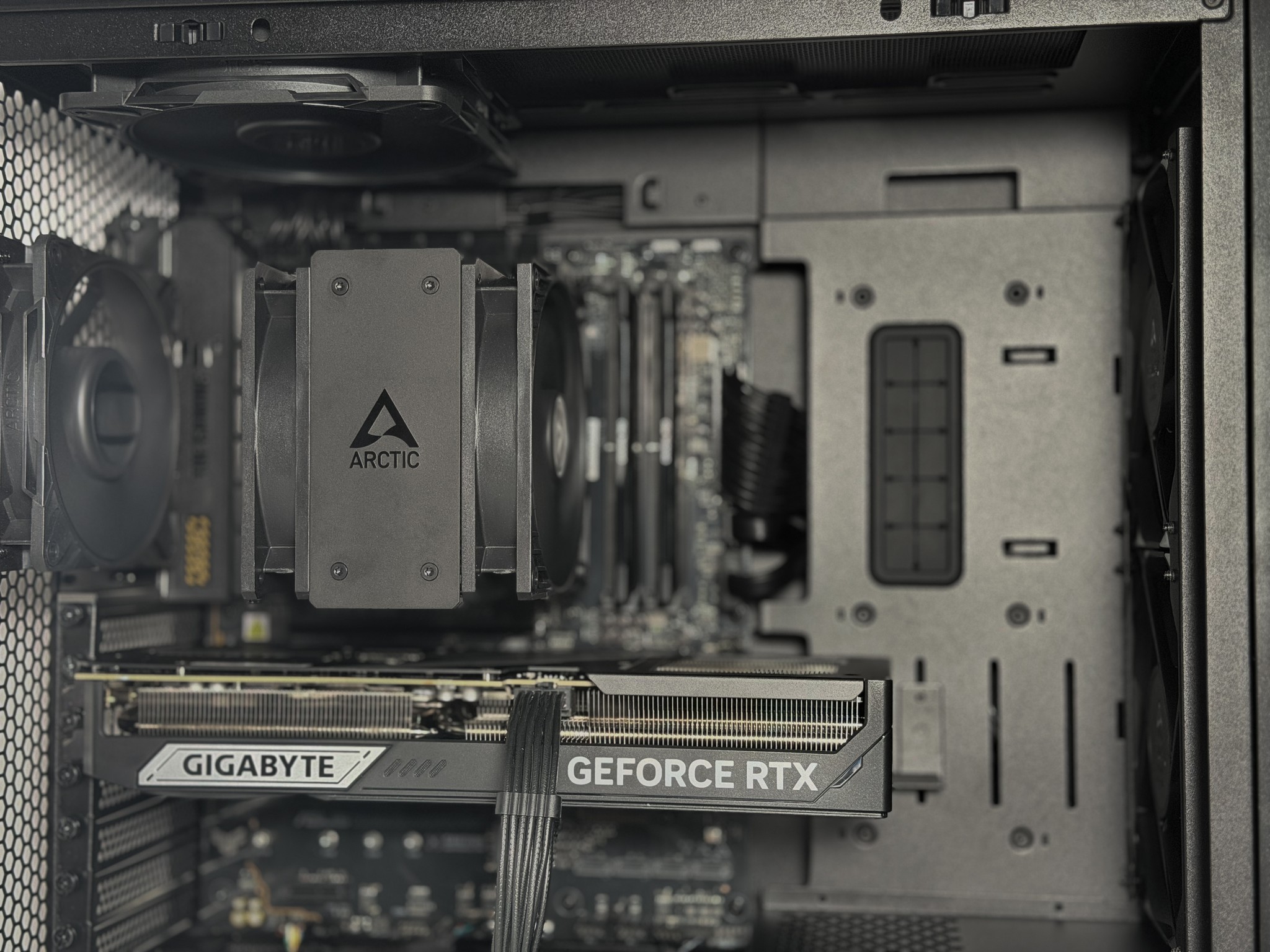 Stealth Pro — RTX 5080 | Ryzen 7800X3D | 32GB DDR5 | Quiet High-End Gaming PC (2TB)