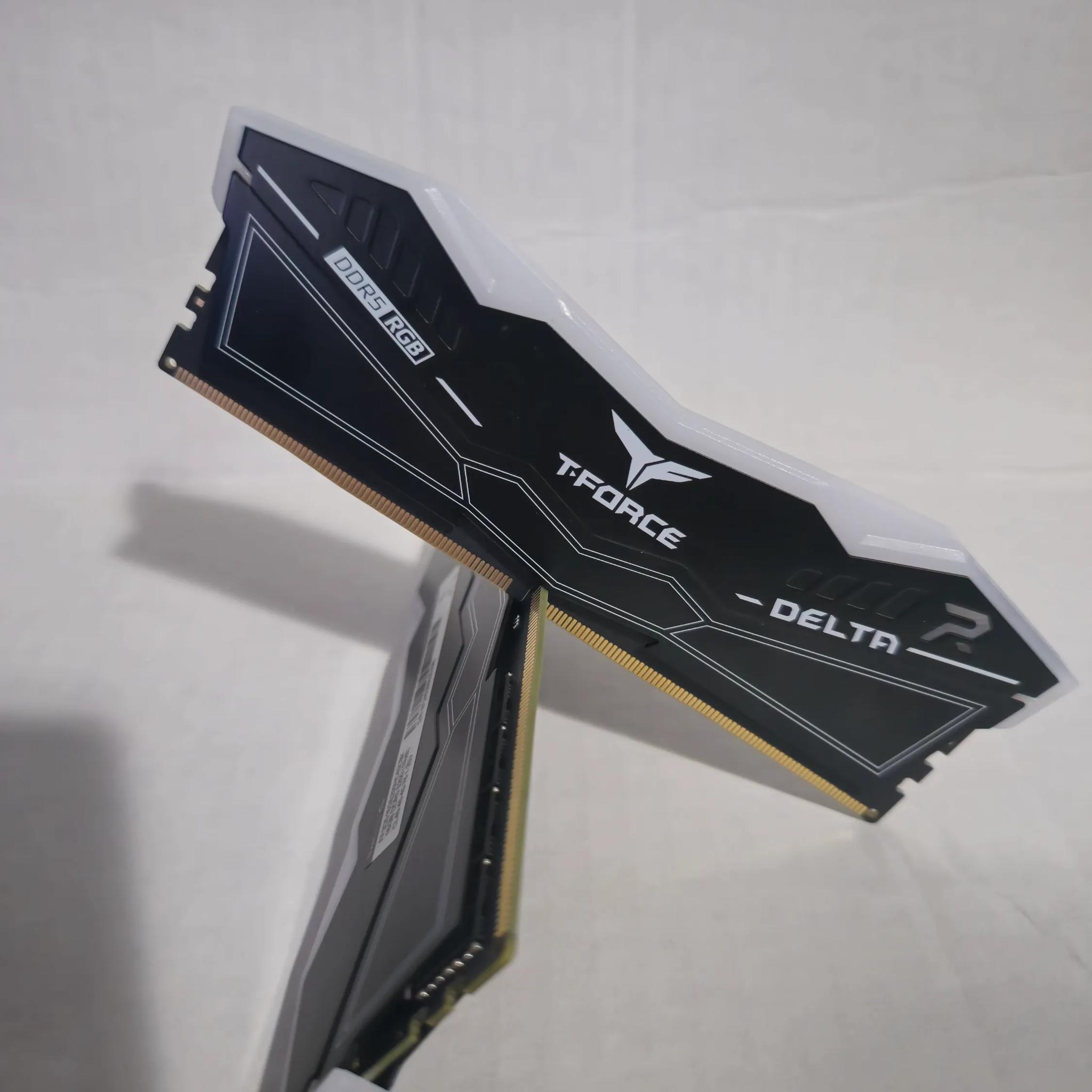 32GB DDR5 T-force DELTA RGB
