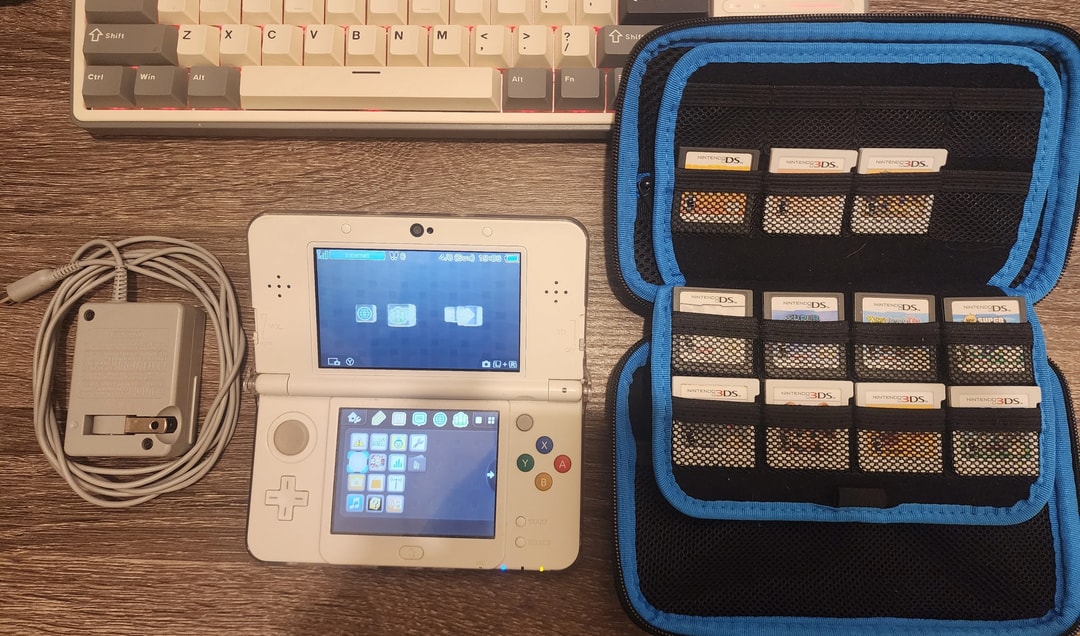 New Nintendo 3DS (Non-XL), Games, Case, 2 chargers, and clear case on ...