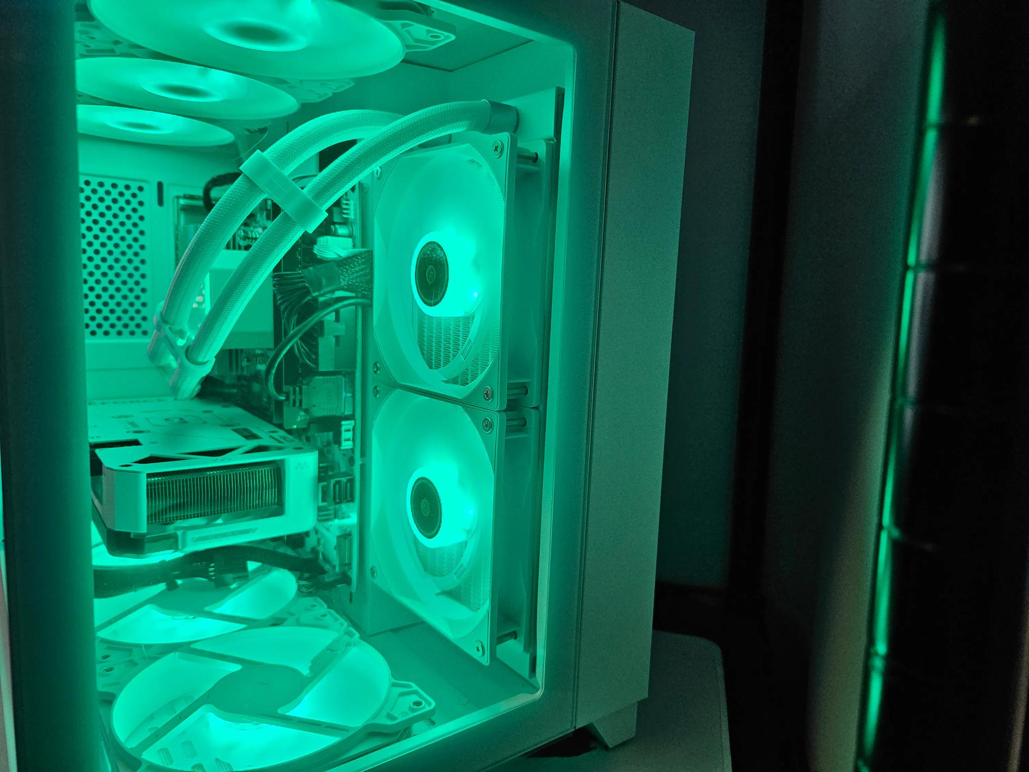 Arctic beast Ryzen 5 5600X / 32GB / 2TB / RTX 4060