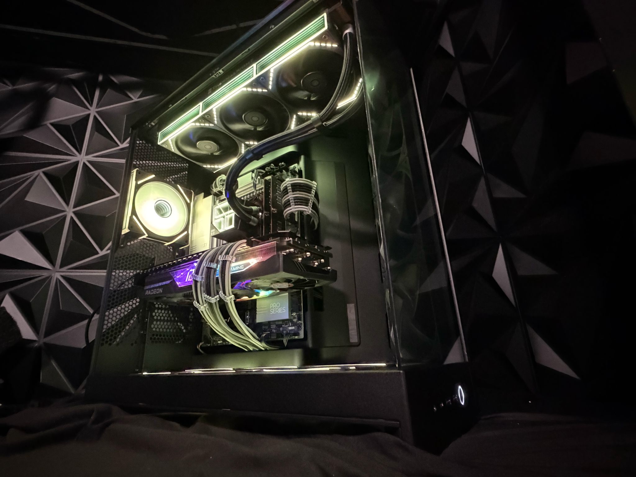 🌌⚡ NEON FLOW ⚡🌌Ryzen 9 9900X| RX 7900 XTX 24 GB | 64 GB DDR5| 4 TB NVMe| 1000W PSU