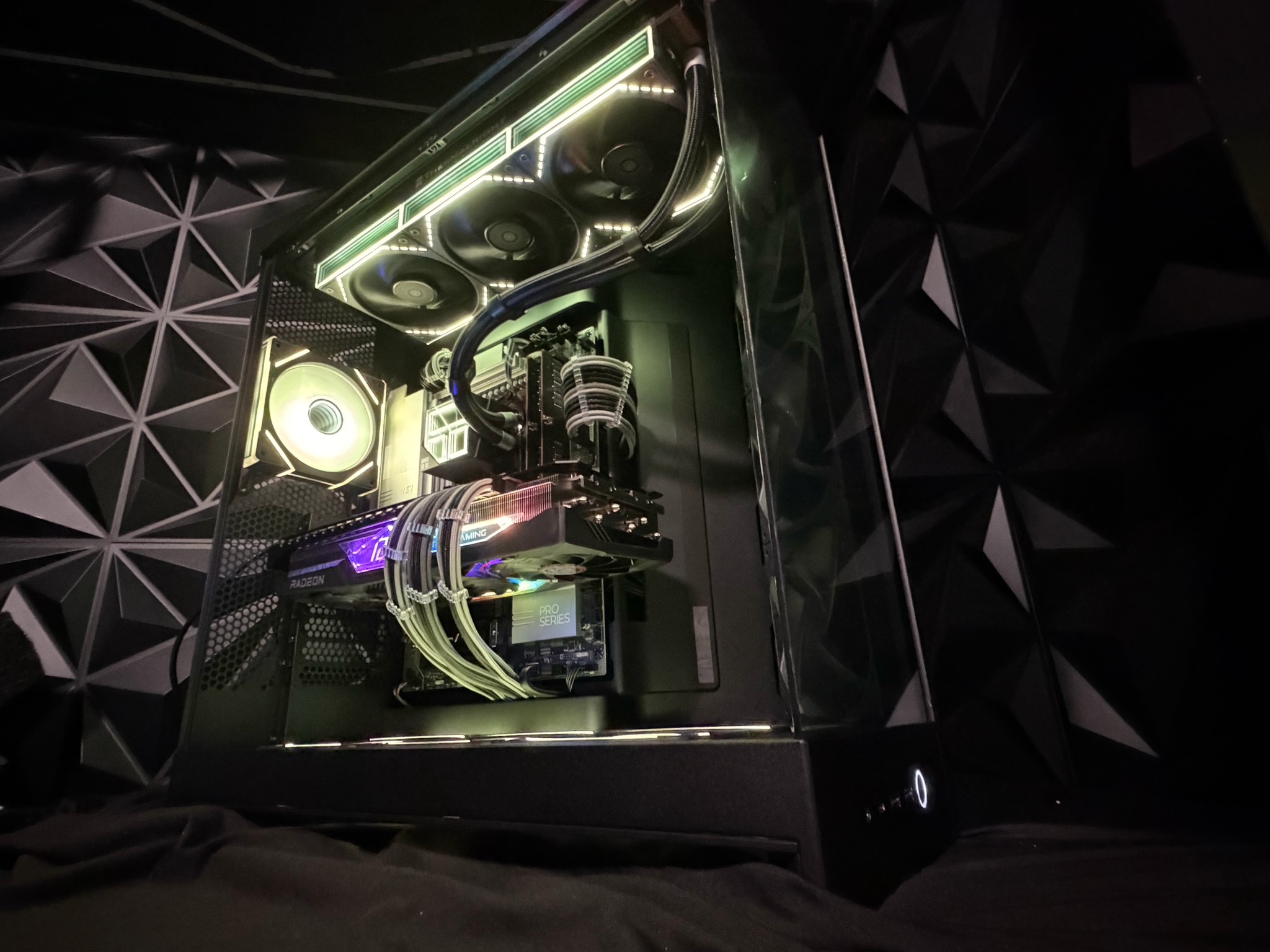 🌌⚡ NEON FLOW ⚡🌌Ryzen 9 9900X| RX 7900 XTX 24 GB | 64 GB DDR5| 4 TB NVMe| 1000W PSU