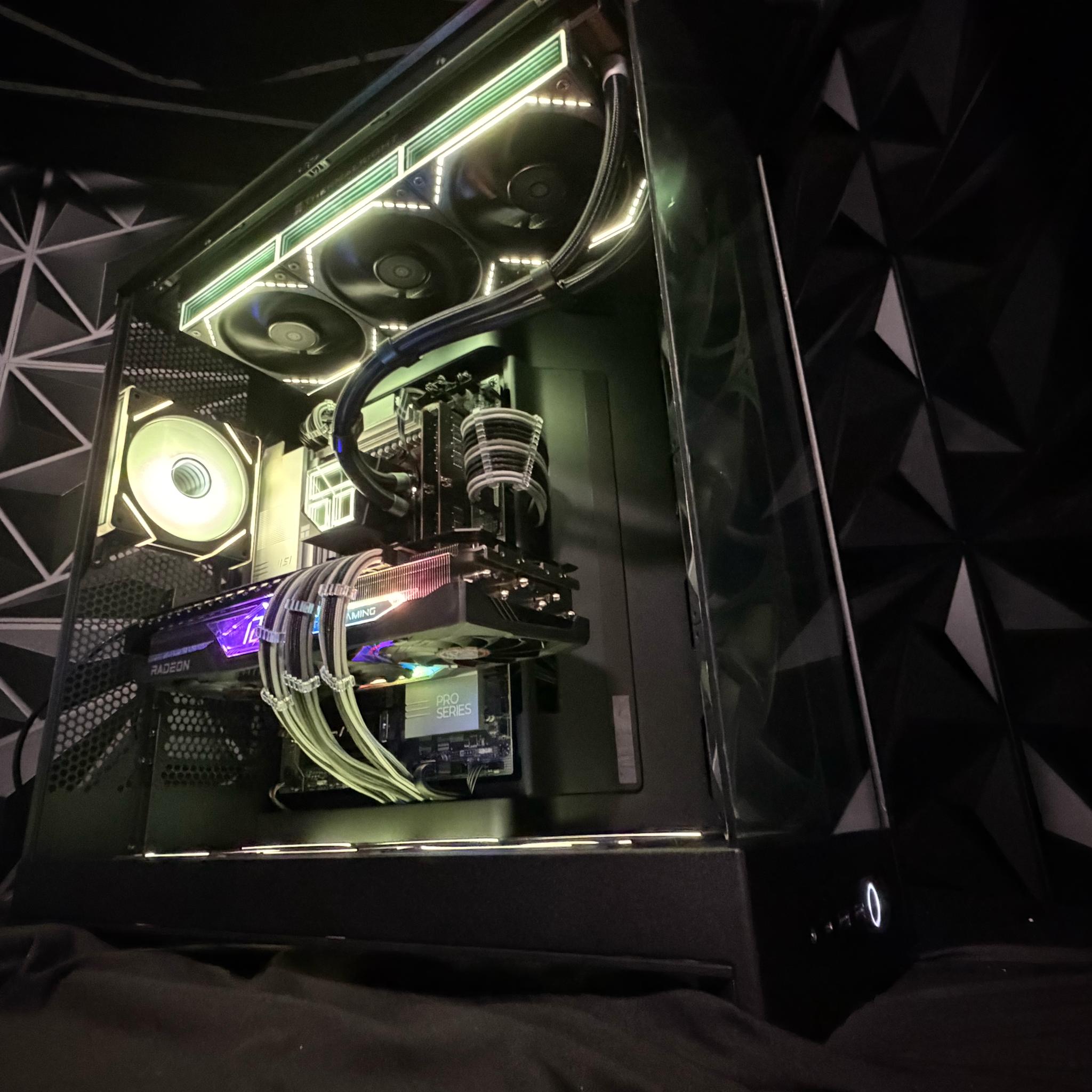 🌌⚡ NEON FLOW ⚡🌌Ryzen 9 9900X| RX 7900 XTX 24 GB | 64 GB DDR5| 4 TB NVMe| 1000W PSU