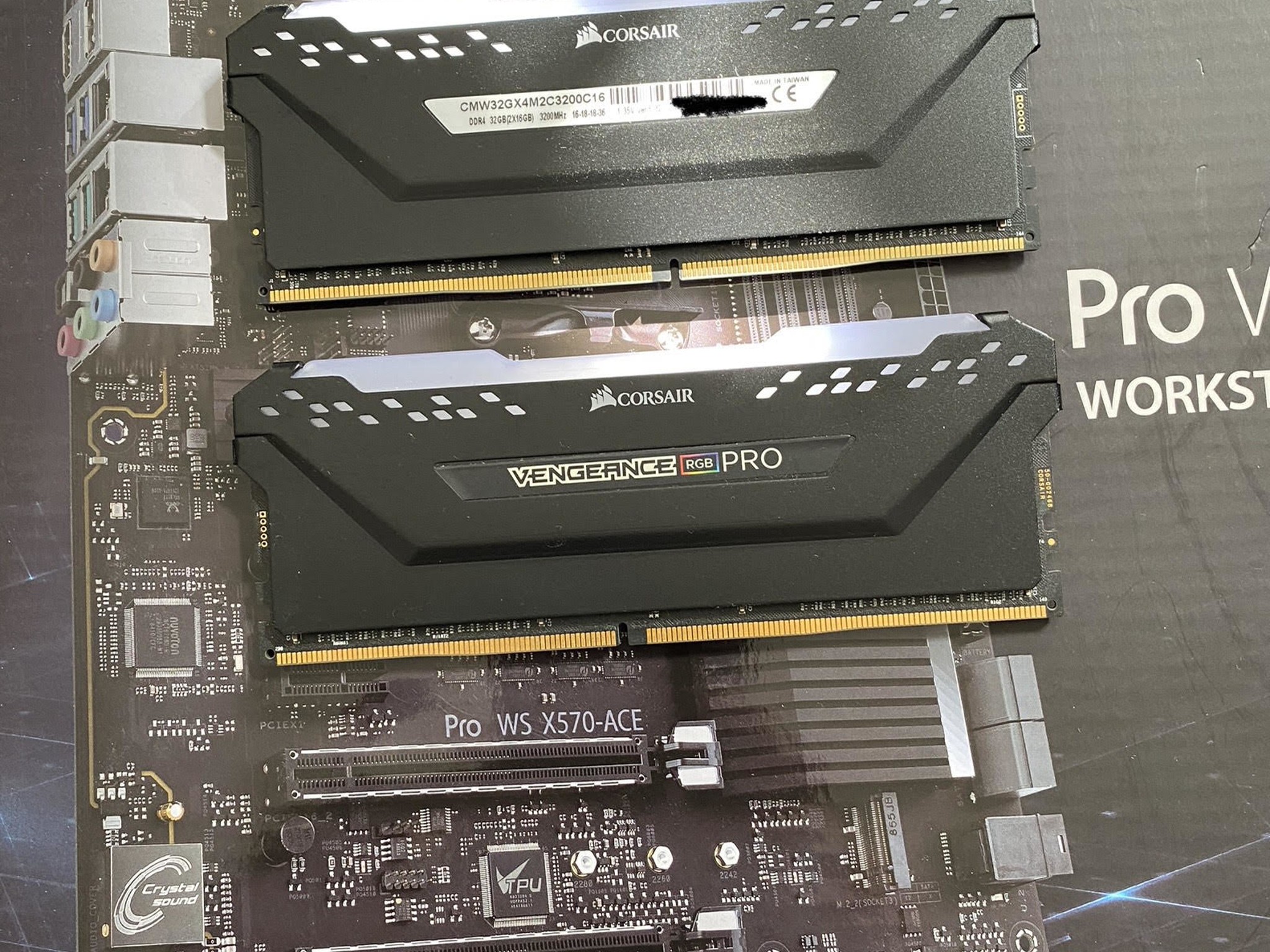 32GB Corsair Vengeance RGB Pro DDR4 3200CL16 (2X16)