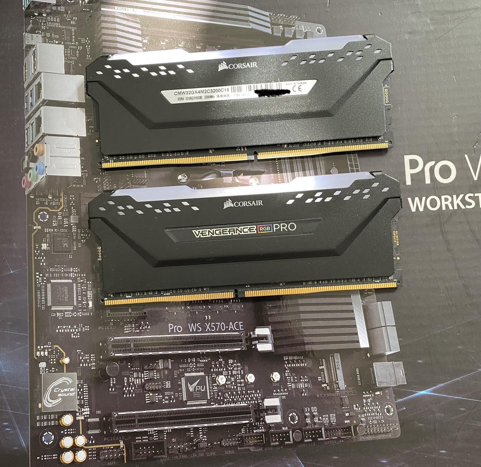 32GB Corsair Vengeance RGB Pro DDR4 3200CL16 (2X16)