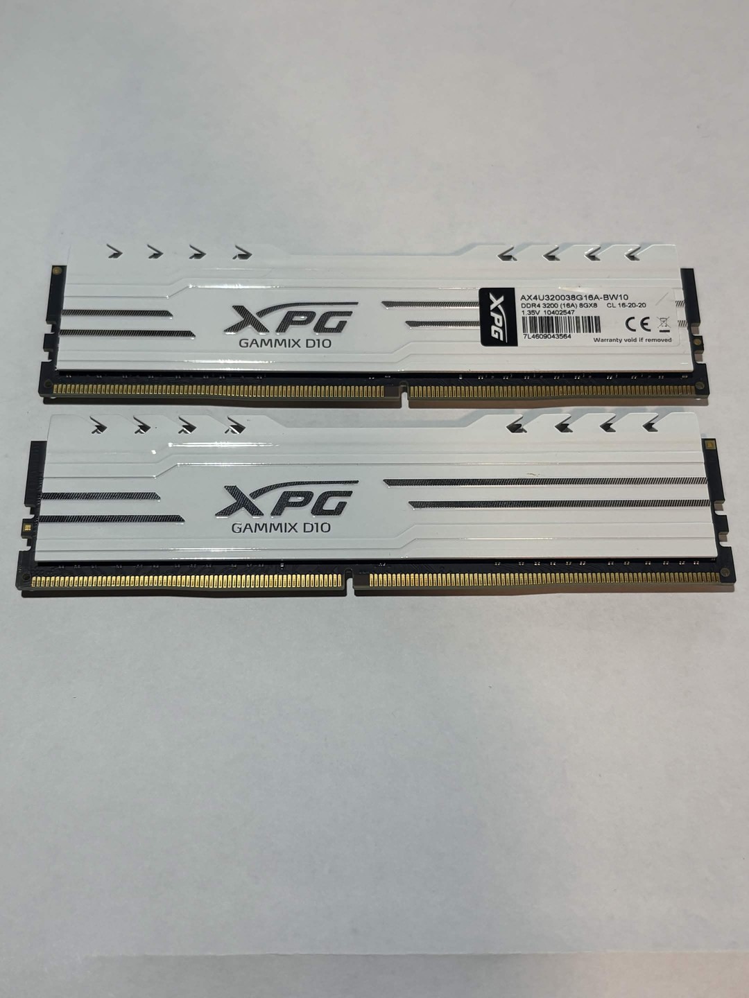XPG Gammix D10 16GB (2x8GB) DDR4 3200MHz CL16 RAM White | Jawa