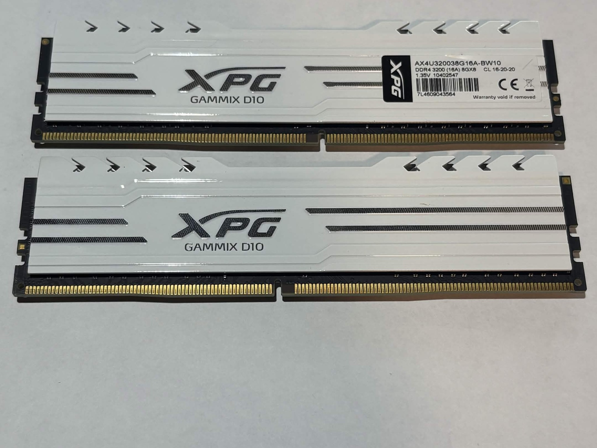 XPG Gammix D10 16GB (2x8GB) DDR4 3200MHz CL16 RAM White