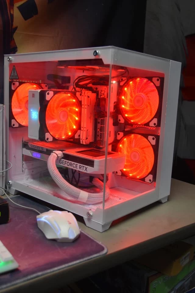 GAMING PC RYZEN 5 5500 RAM 16 GB RTX AREO 4060 8GB NVME 1TB 700 WATT PSU+ EXTRAS