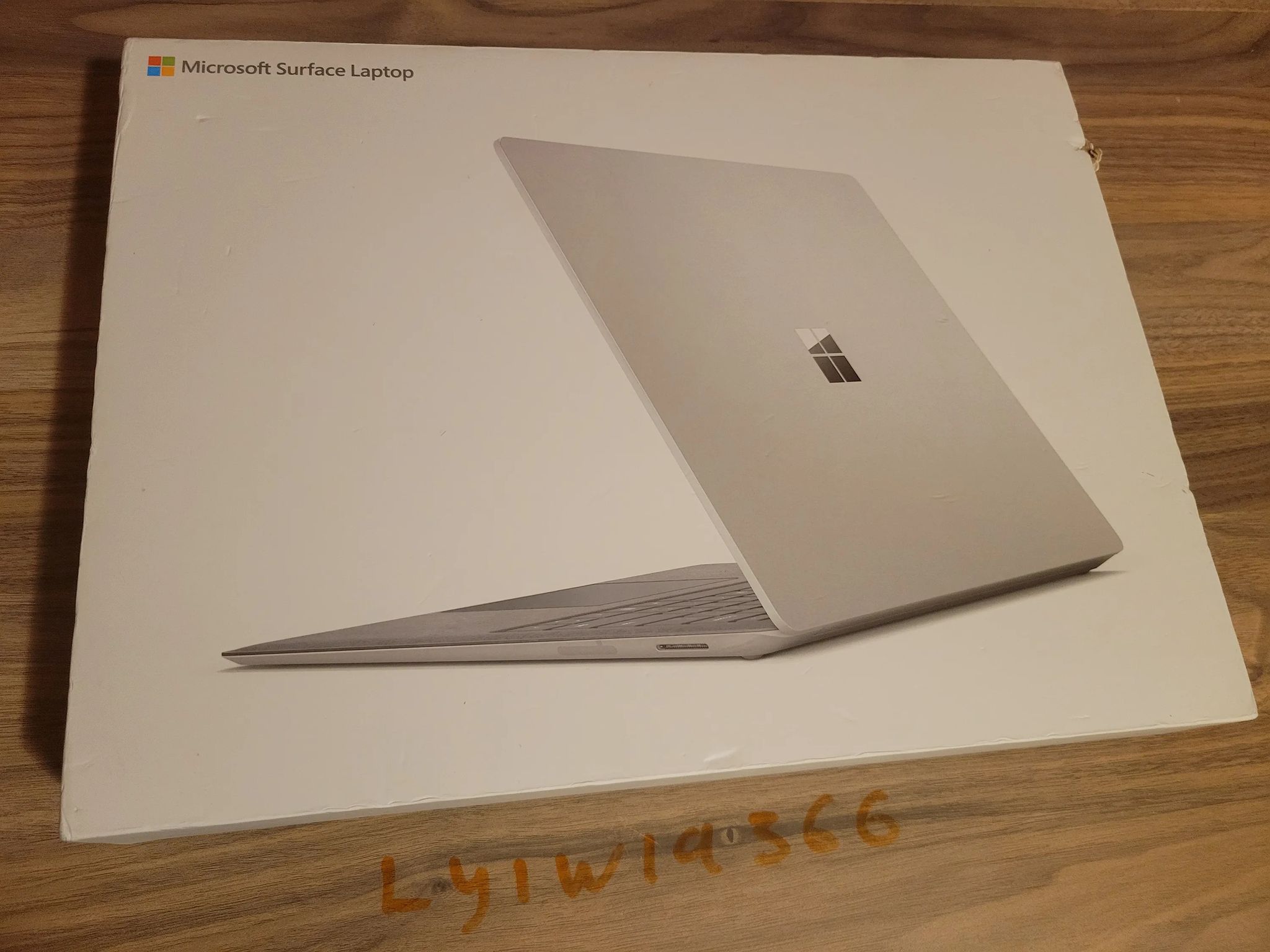 Microsoft Surface Laptop - intel i7 - 256gb - 13.5" touch screen