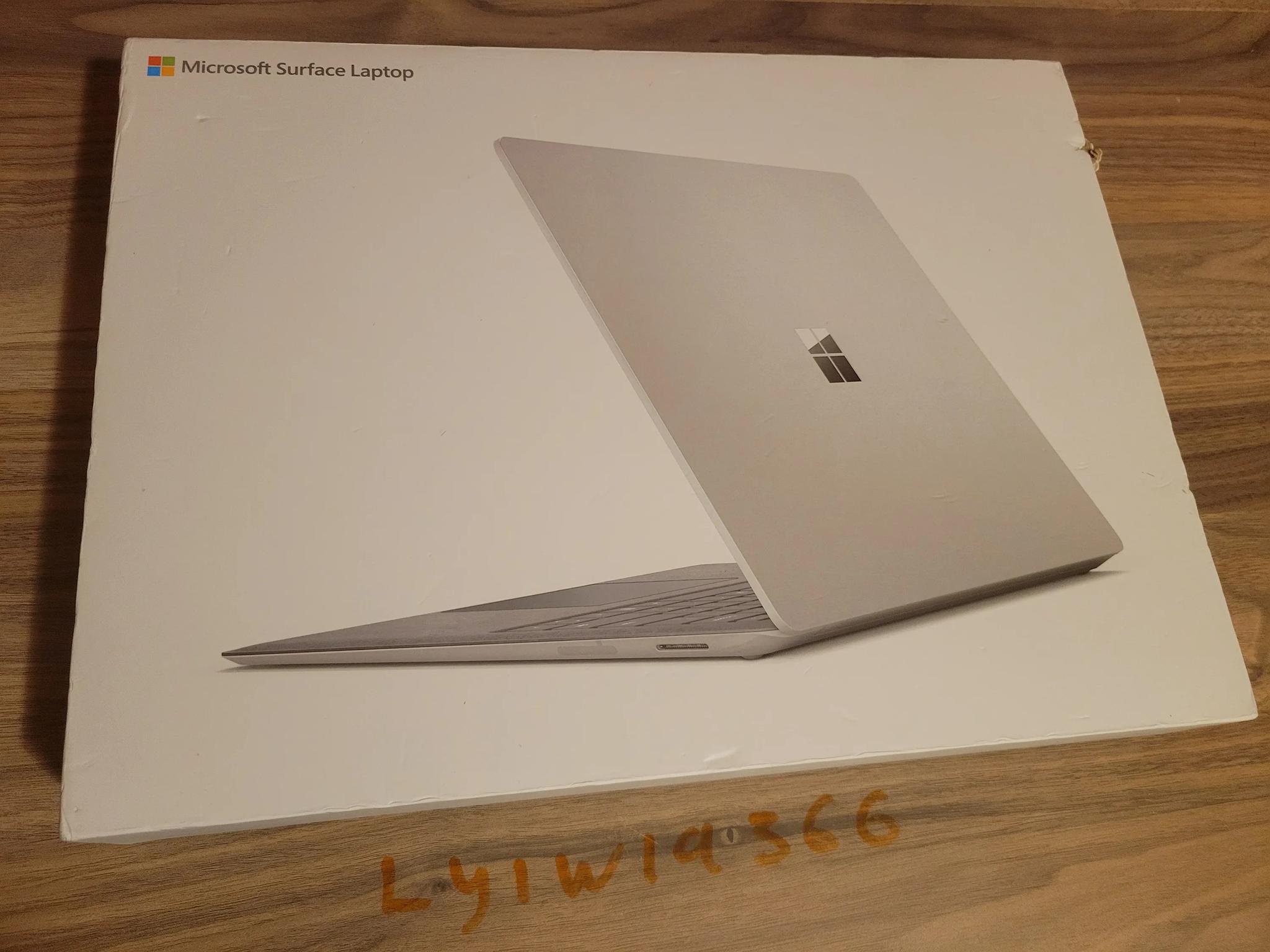 Microsoft Surface Laptop - intel i7 - 256gb - 13.5" touch screen
