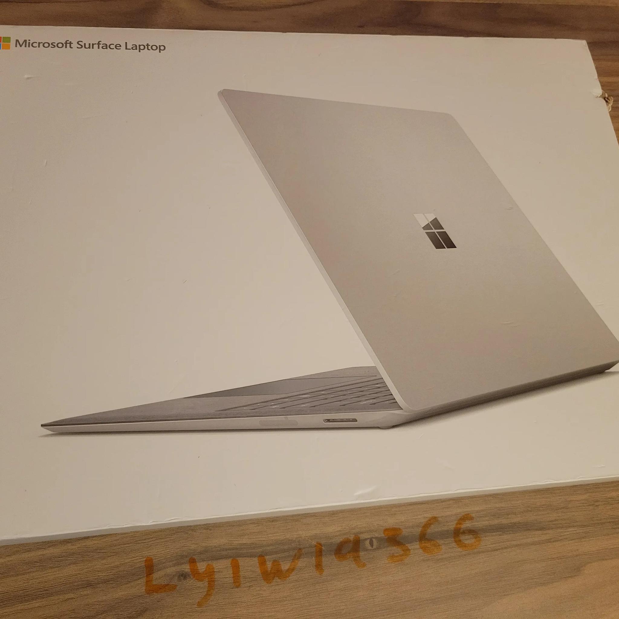 Microsoft Surface Laptop - intel i7 - 256gb - 13.5" touch screen