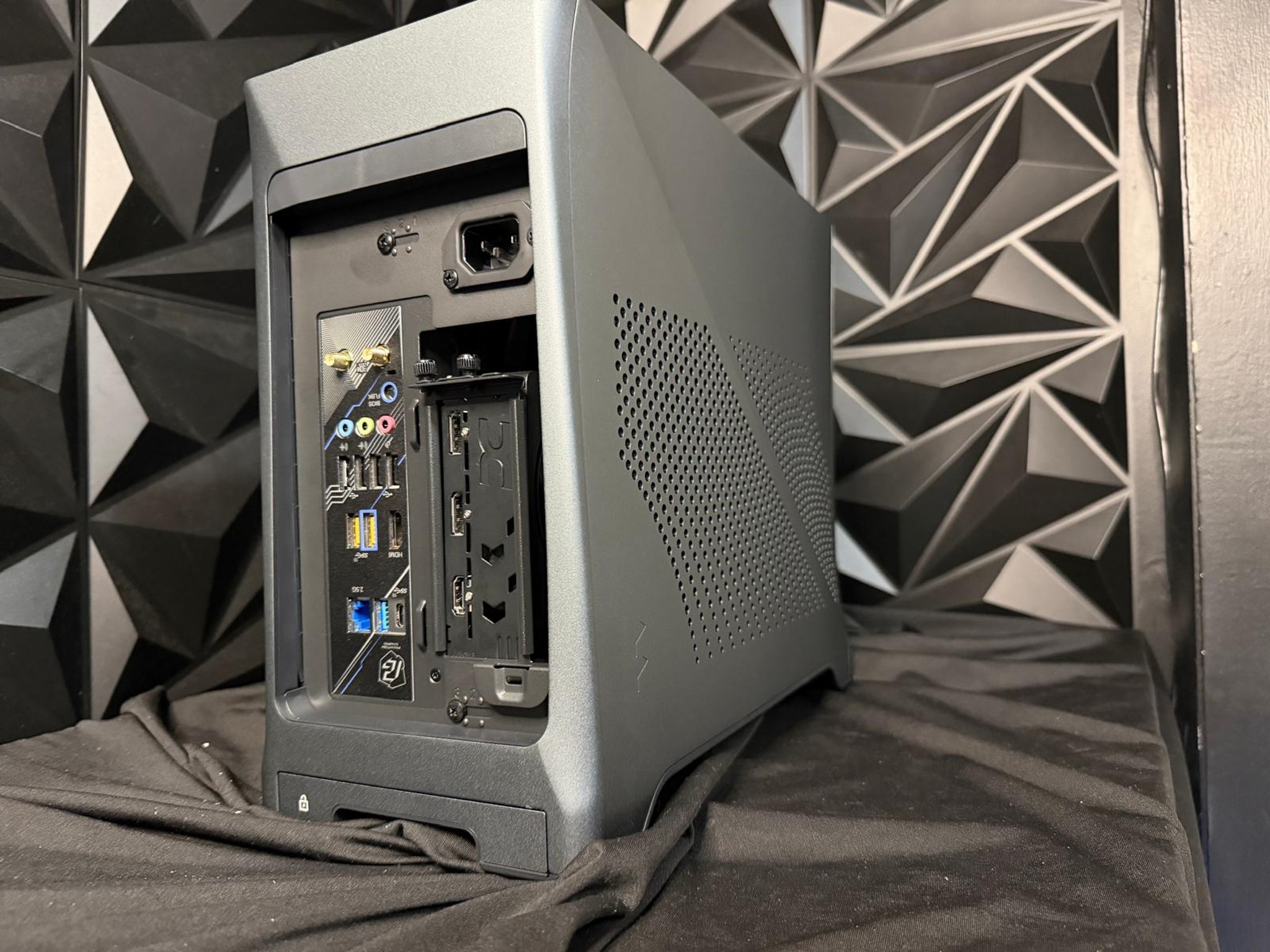 🖤🔥 Charcoal Oak 🌫️🖤 Ryzen 7 7700X| RX 9060XT 16 GB | 32 GB DDR5| 2 TB NVMe| 850W SFX PSU
