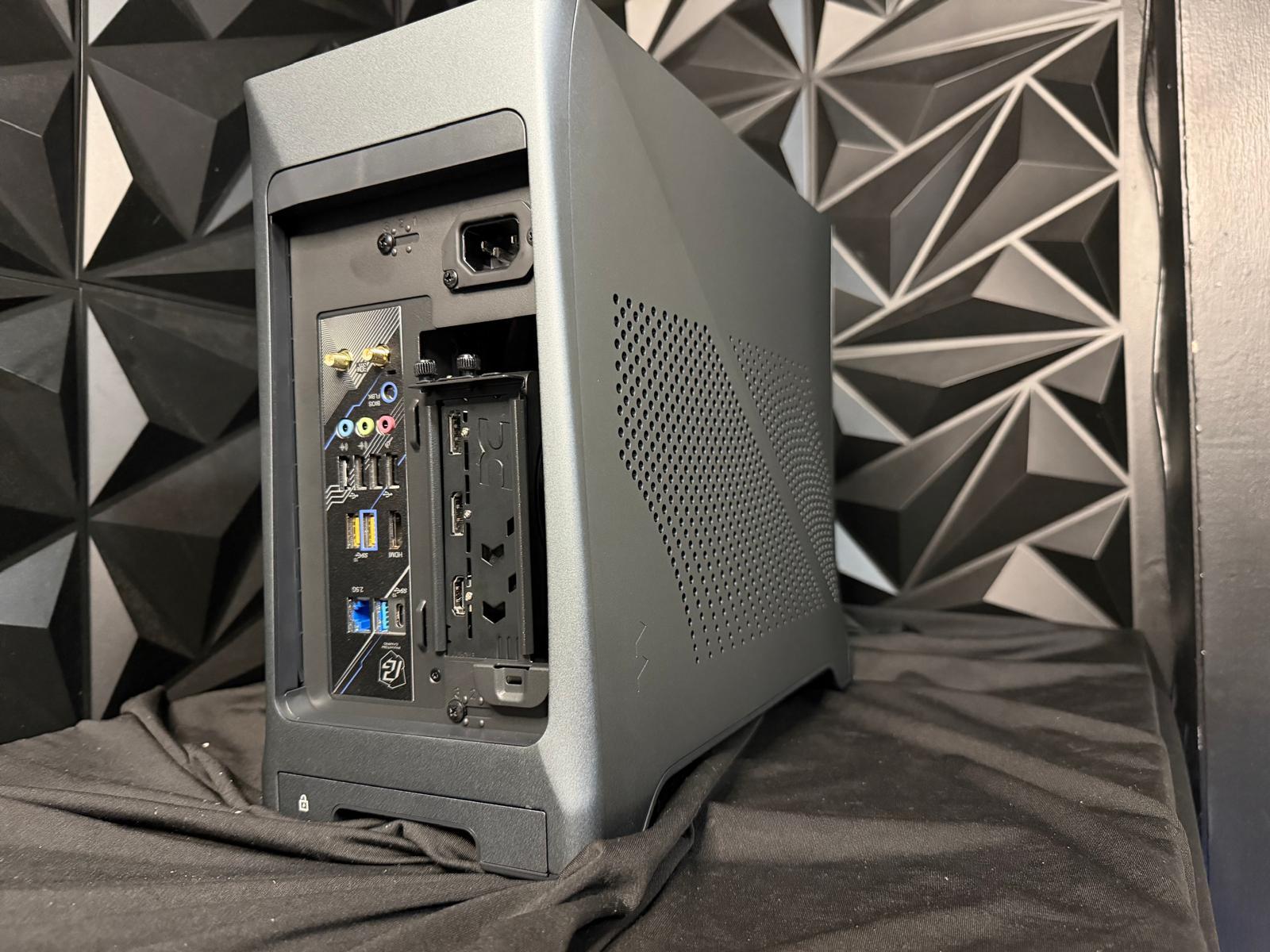 🖤🔥 Charcoal Oak 🌫️🖤 Ryzen 7 7700X| RX 9060XT 16 GB | 32 GB DDR5| 2 TB NVMe| 850W SFX PSU