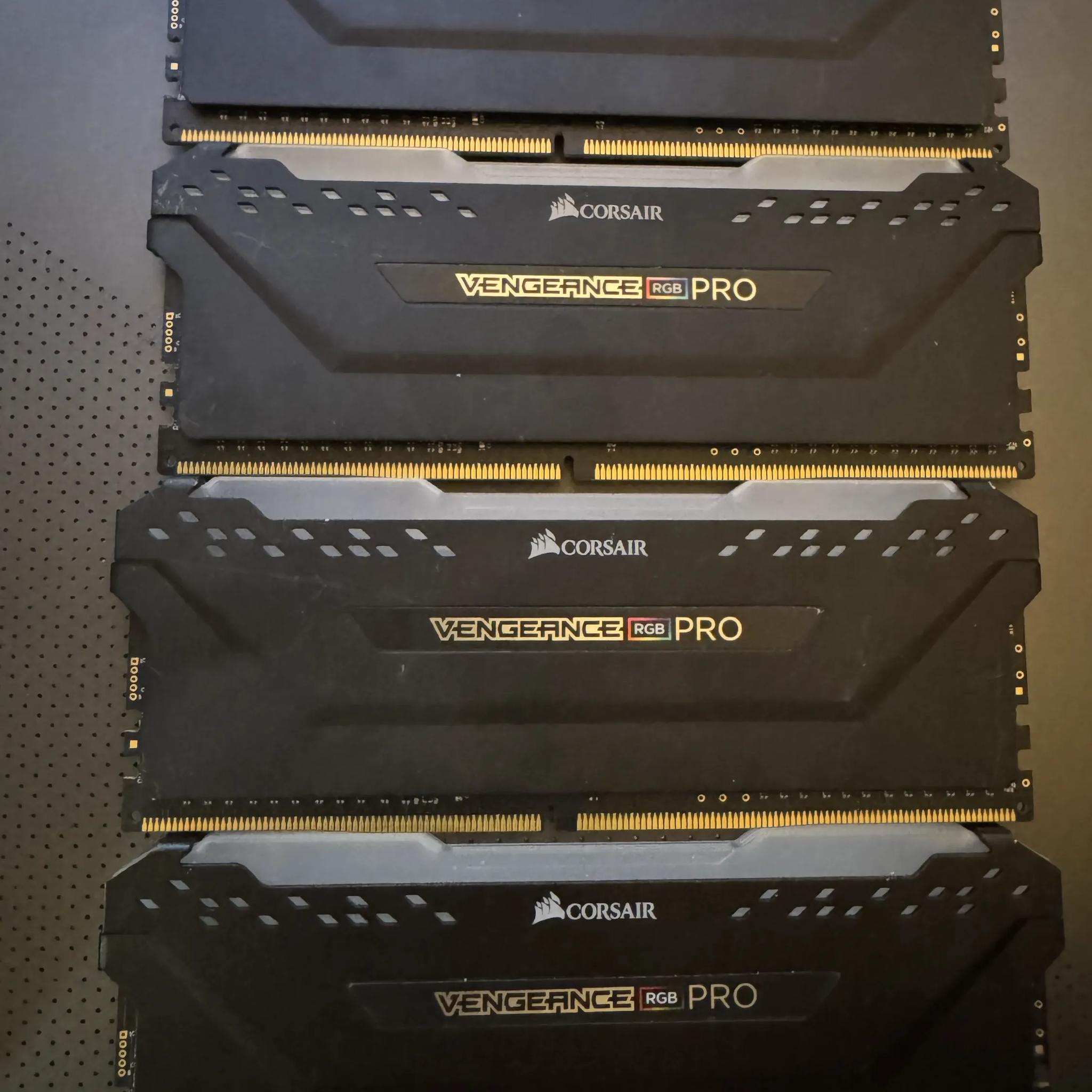32gb (4x8gb) Corsair Vengeance Pro RGB ddr4 3200mhz (Black) - Used Like New