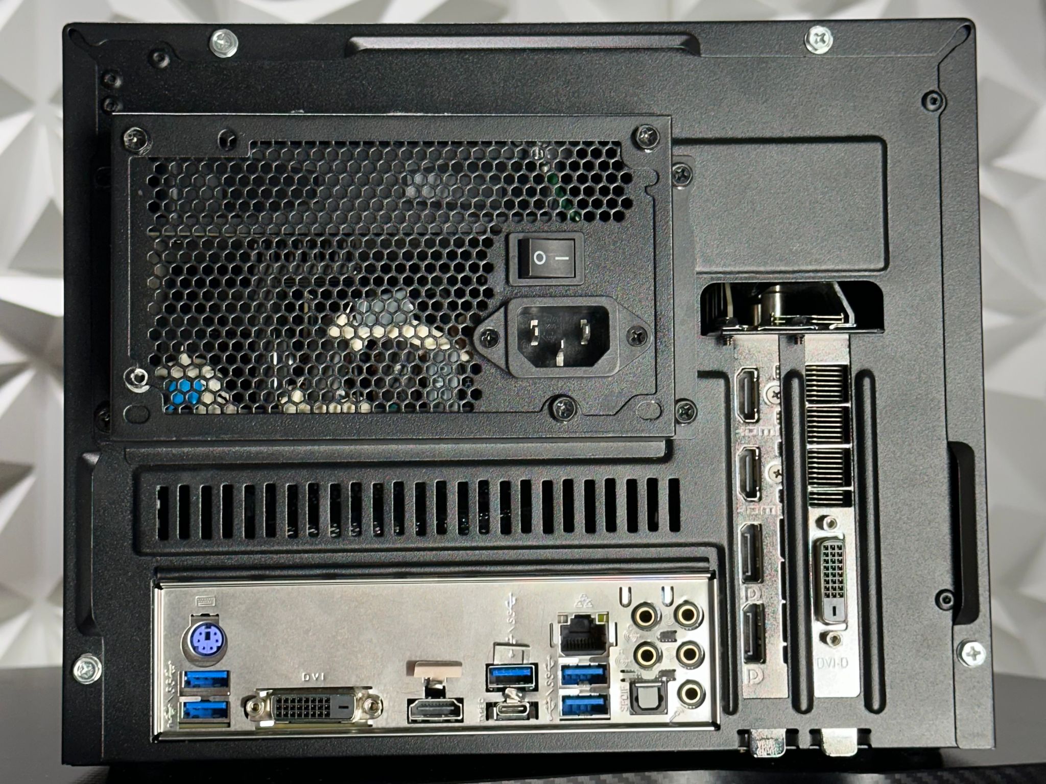 GTX 1070 / Ryzen 7 3700x / 16GB 2666MHz DDR4 RAM / 500GB Samsung Evo ssd / Windows 11