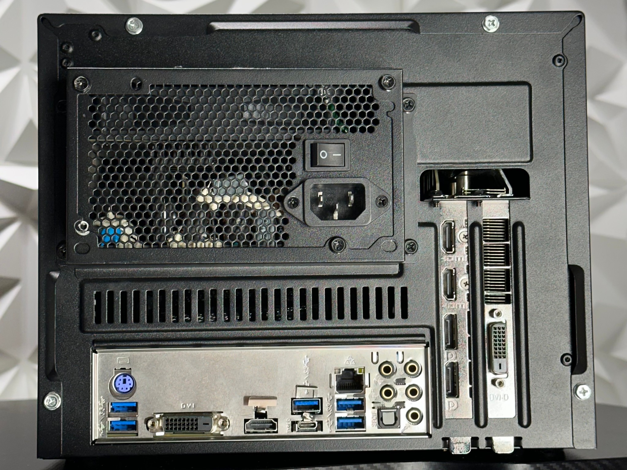 GTX 1070 / Ryzen 7 3700x / 16GB 2666MHz DDR4 RAM / 500GB Samsung Evo ssd / Windows 11