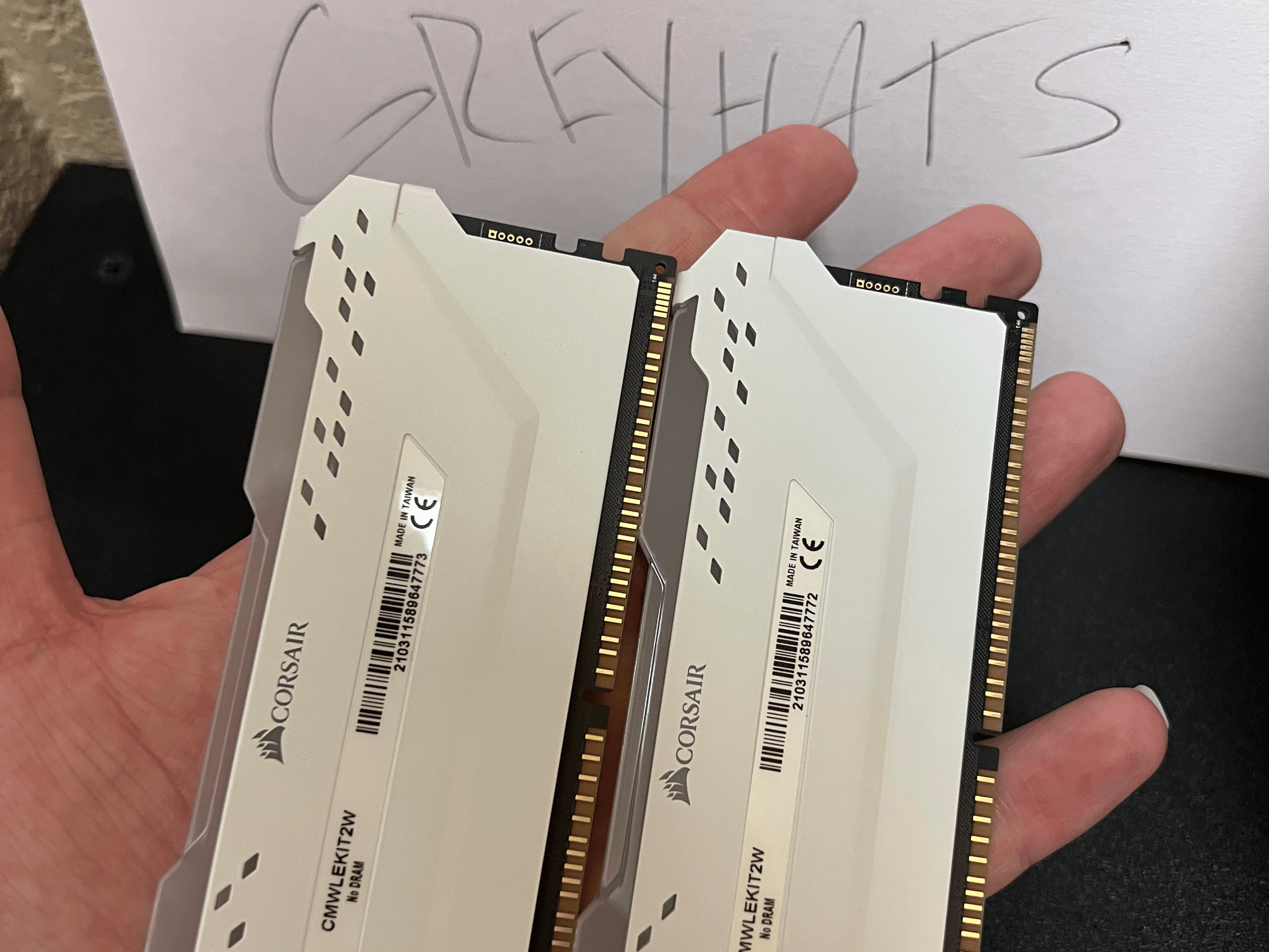 White Corsair Vengeance RGB Pro 32GB (2x 16 GB) WITH ADDITIONAL NON DRAM LIGHT KIT 