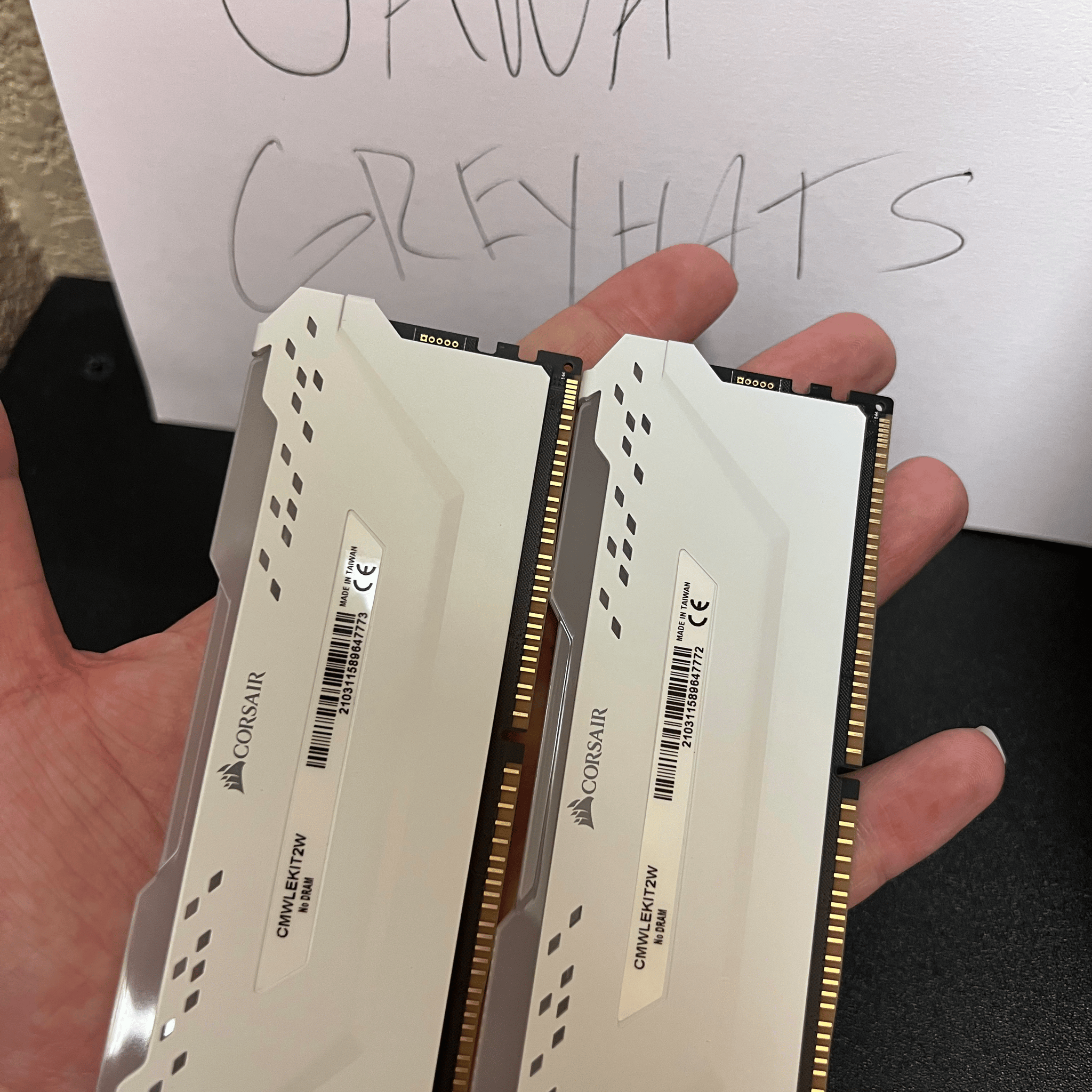 White Corsair Vengeance RGB Pro 32GB (2x 16 GB) WITH ADDITIONAL NON DRAM LIGHT KIT 