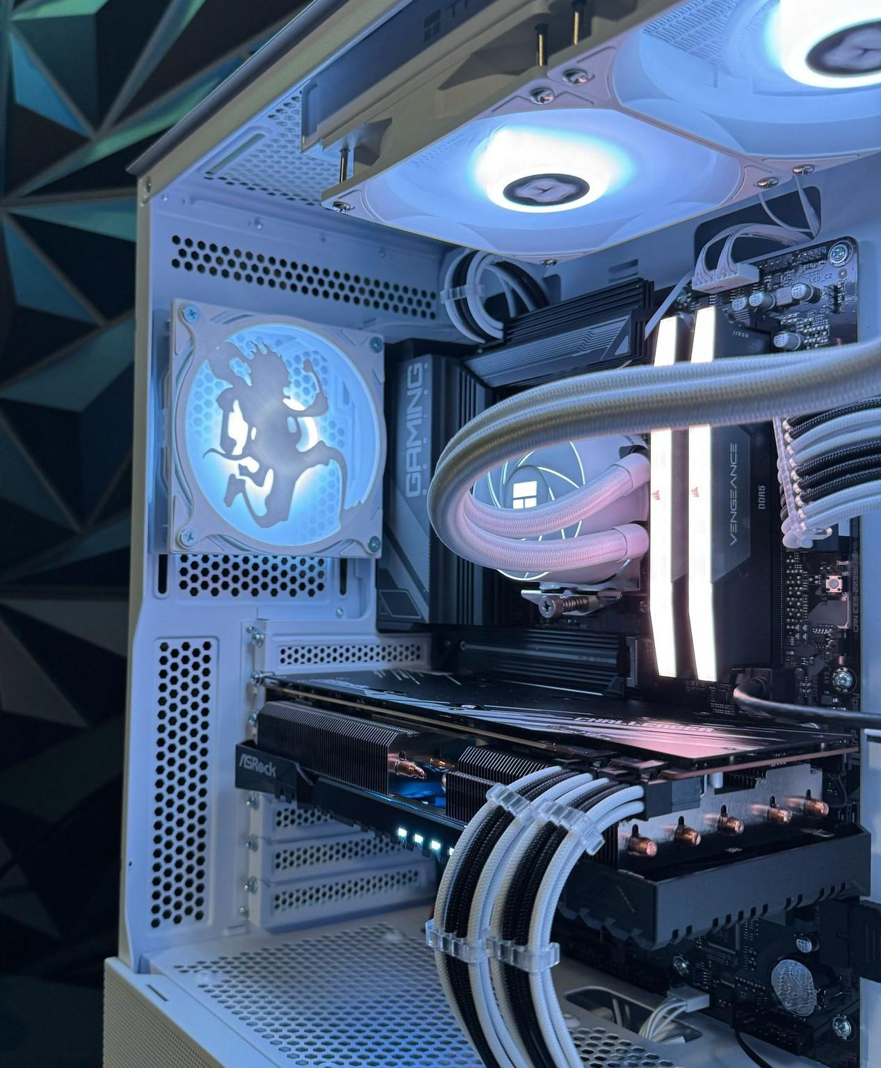 🏴‍☠️Luffy Gear 77 🏴‍☠️ Ryzen 7 7700X | RX 7800XT|32 GB DDR5| 1.5 TB NVMe|