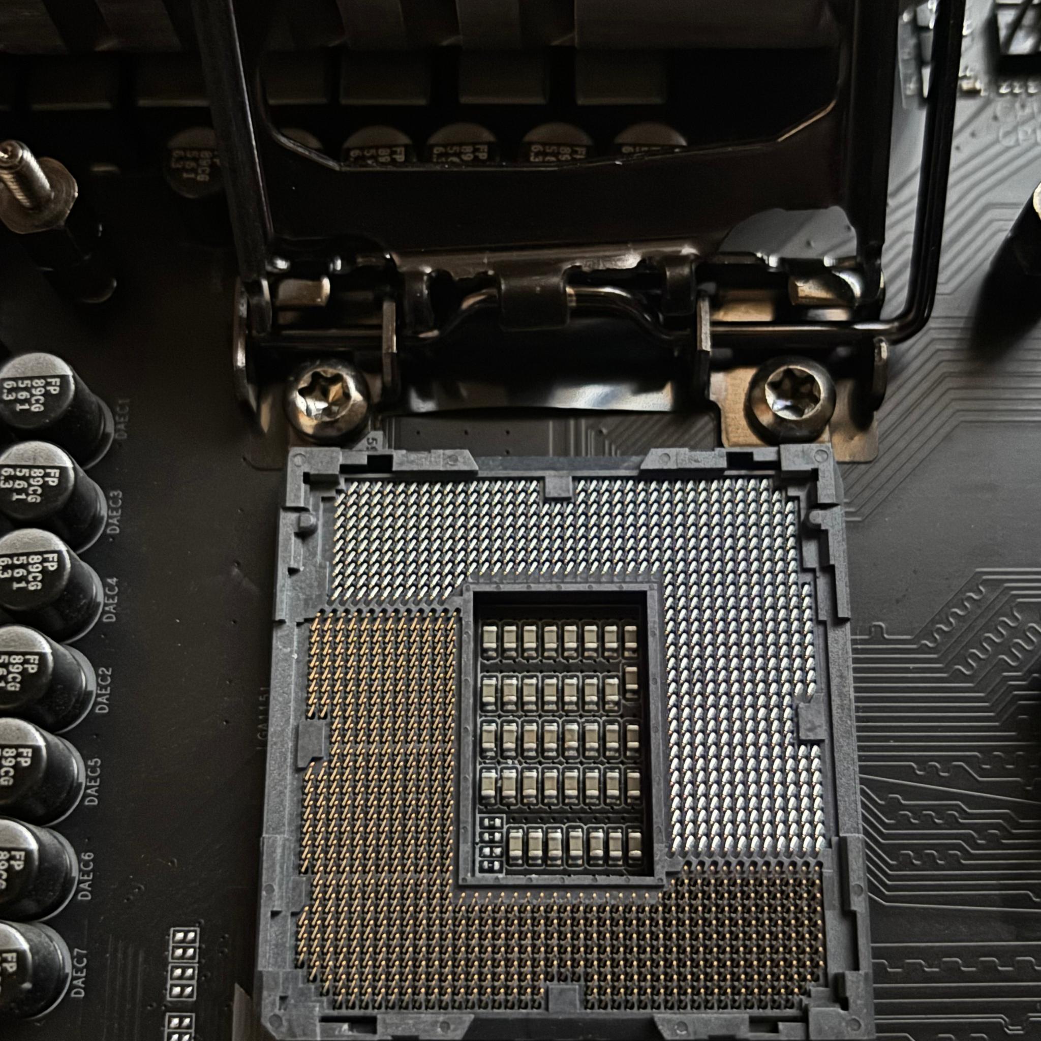 i9-9900KS + Z390 Aorus Master + 32GB 3200C16 Corsair Vengeance RGB